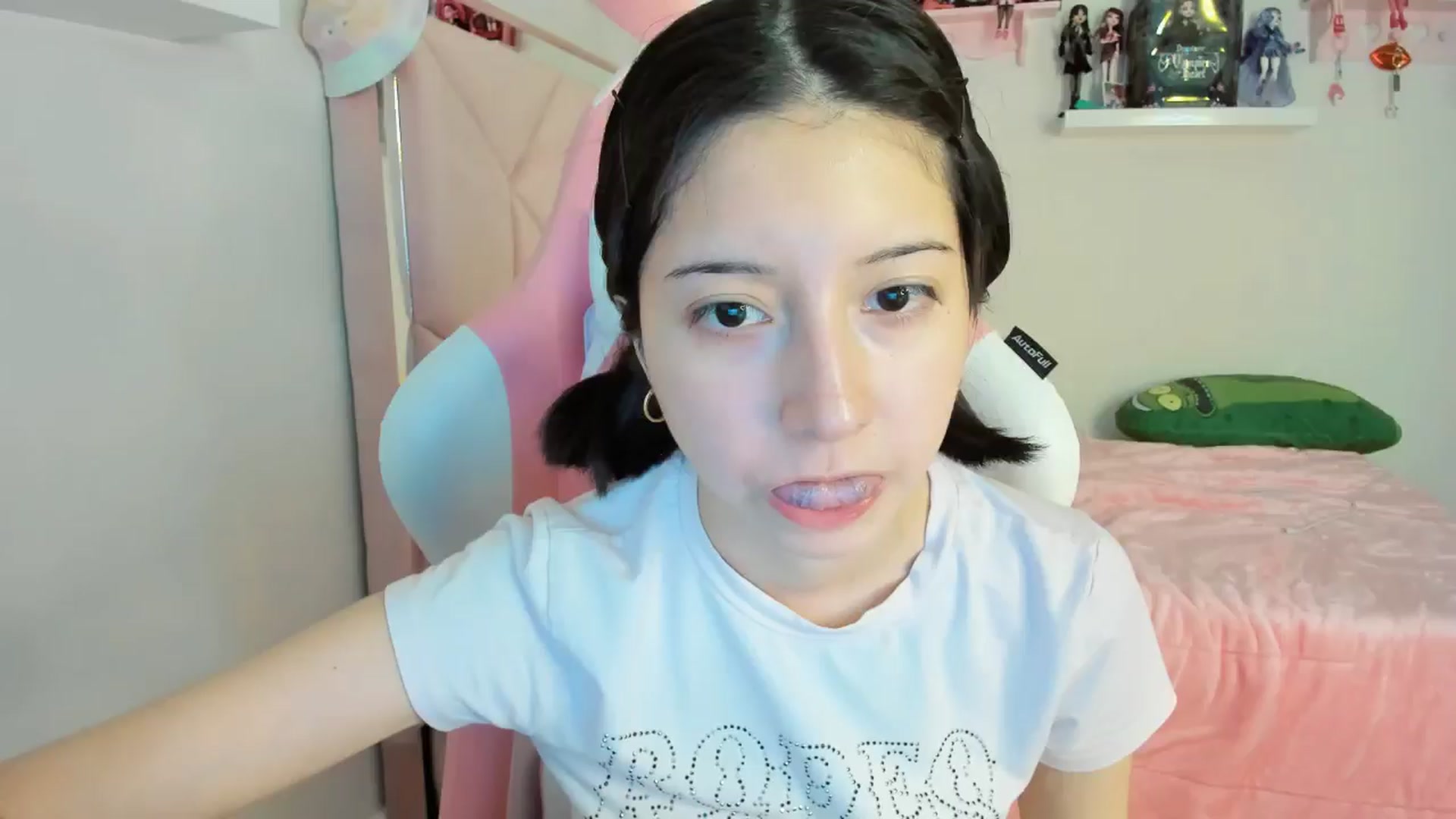Gallery image thumbnail from Cherrycute666's myfreecams stream on, 11/25/2024, 24:00 image 18 of 20