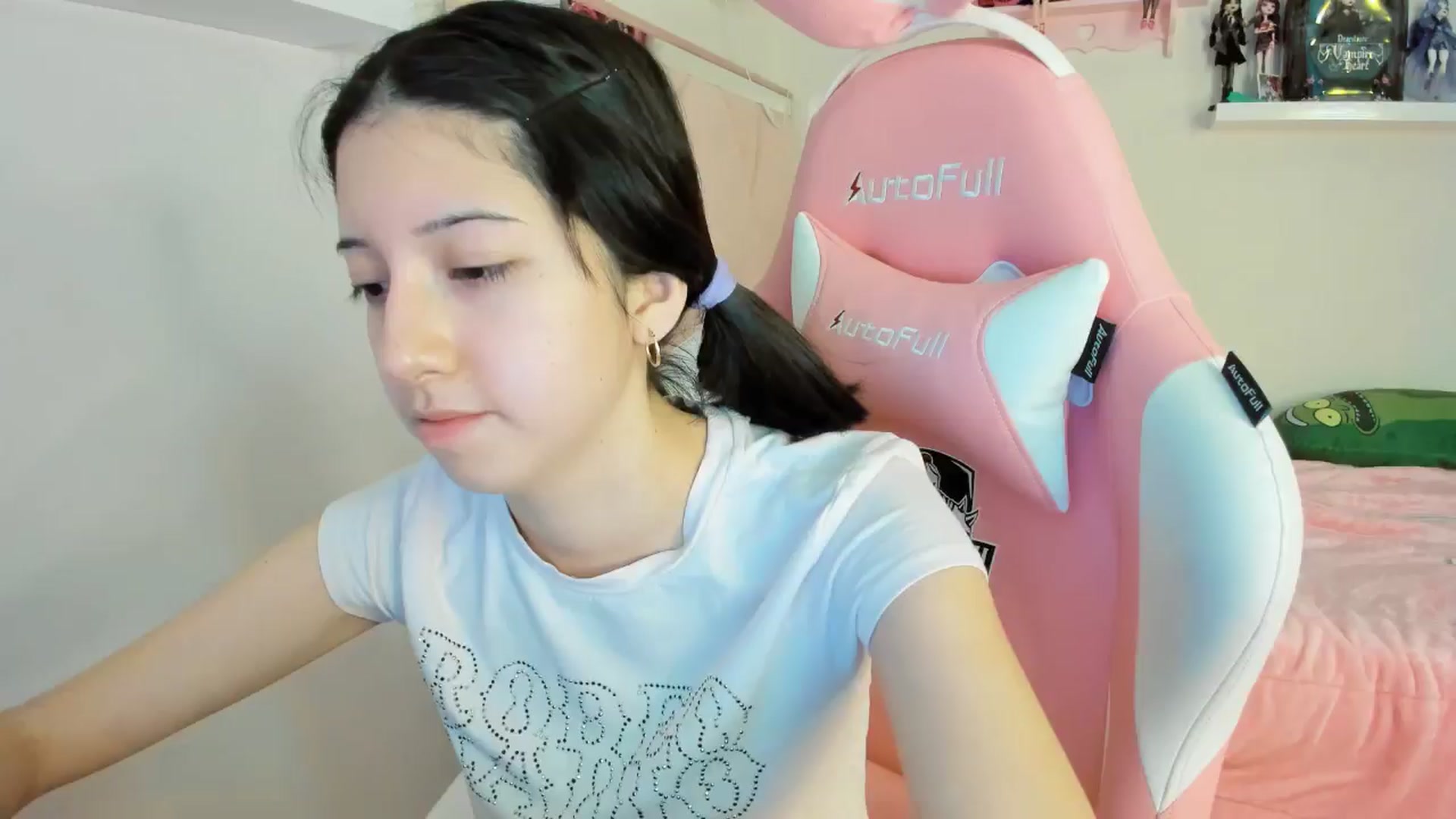 Gallery image thumbnail from Cherrycute666's myfreecams stream on, 11/25/2024, 24:00 image 16 of 20