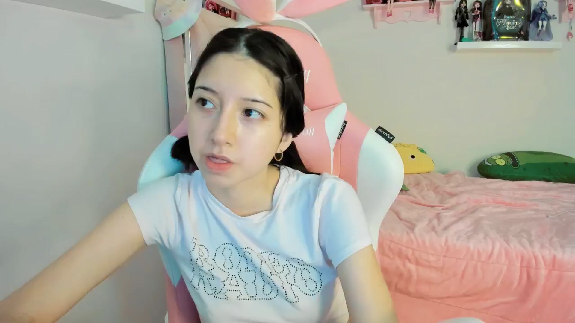 Gallery image thumbnail from Cherrycute666's myfreecams stream on, 11/25/2024, 24:00 image 13 of 20