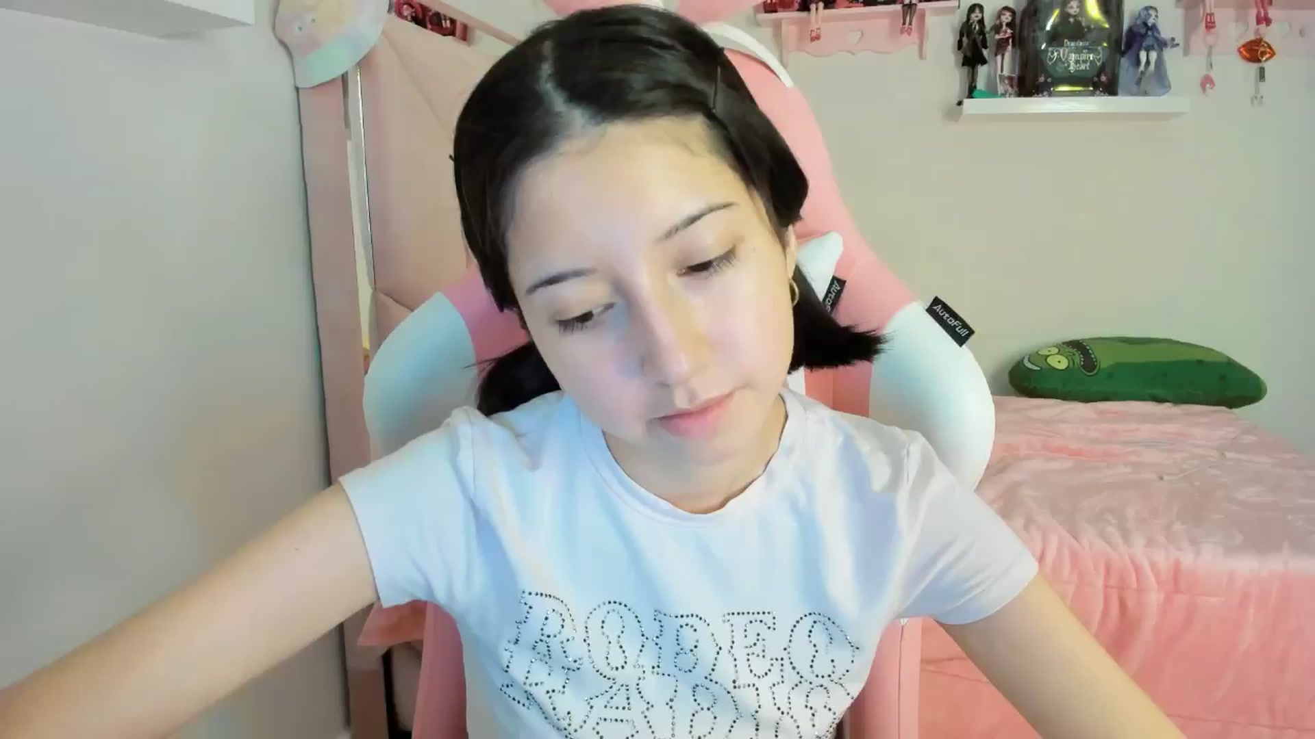 Gallery image thumbnail from Cherrycute666's myfreecams stream on, 11/25/2024, 24:00 image 20 of 20