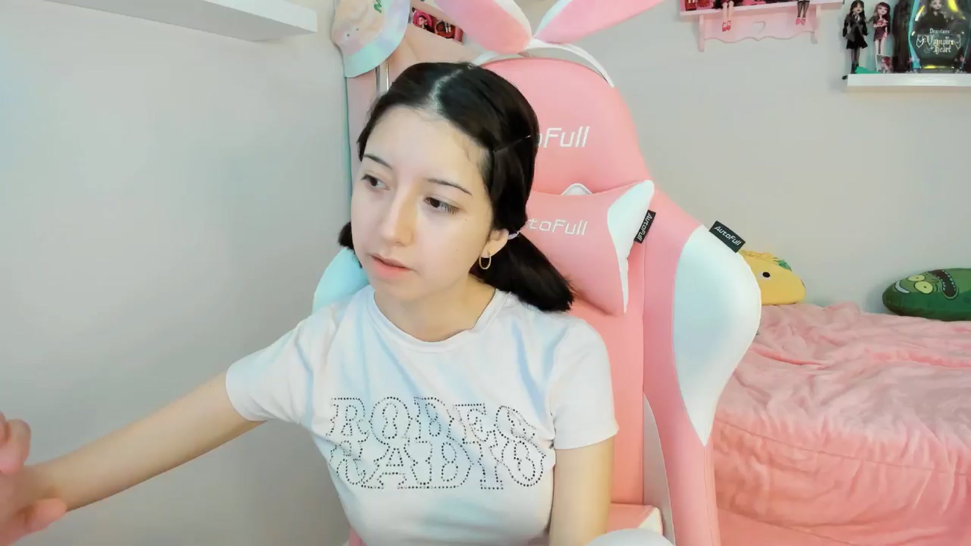 Gallery image thumbnail from Cherrycute666's myfreecams stream on, 11/25/2024, 24:00 image 2 of 20