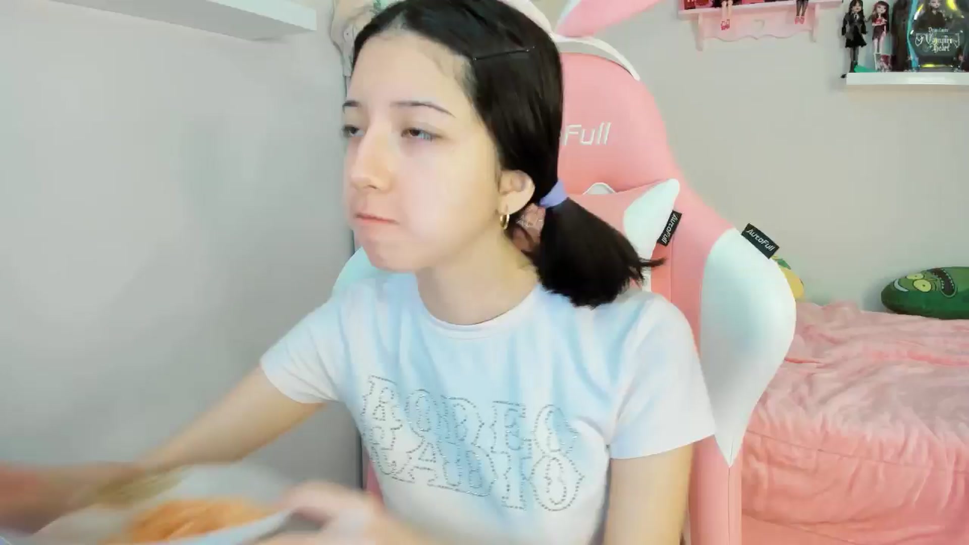 Gallery image thumbnail from Cherrycute666's myfreecams stream on, 11/25/2024, 24:00 image 5 of 20