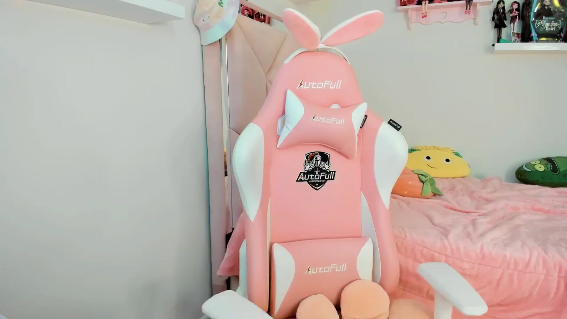 Gallery image thumbnail from Cherrycute666's myfreecams stream on, 11/25/2024, 24:00 image 4 of 20