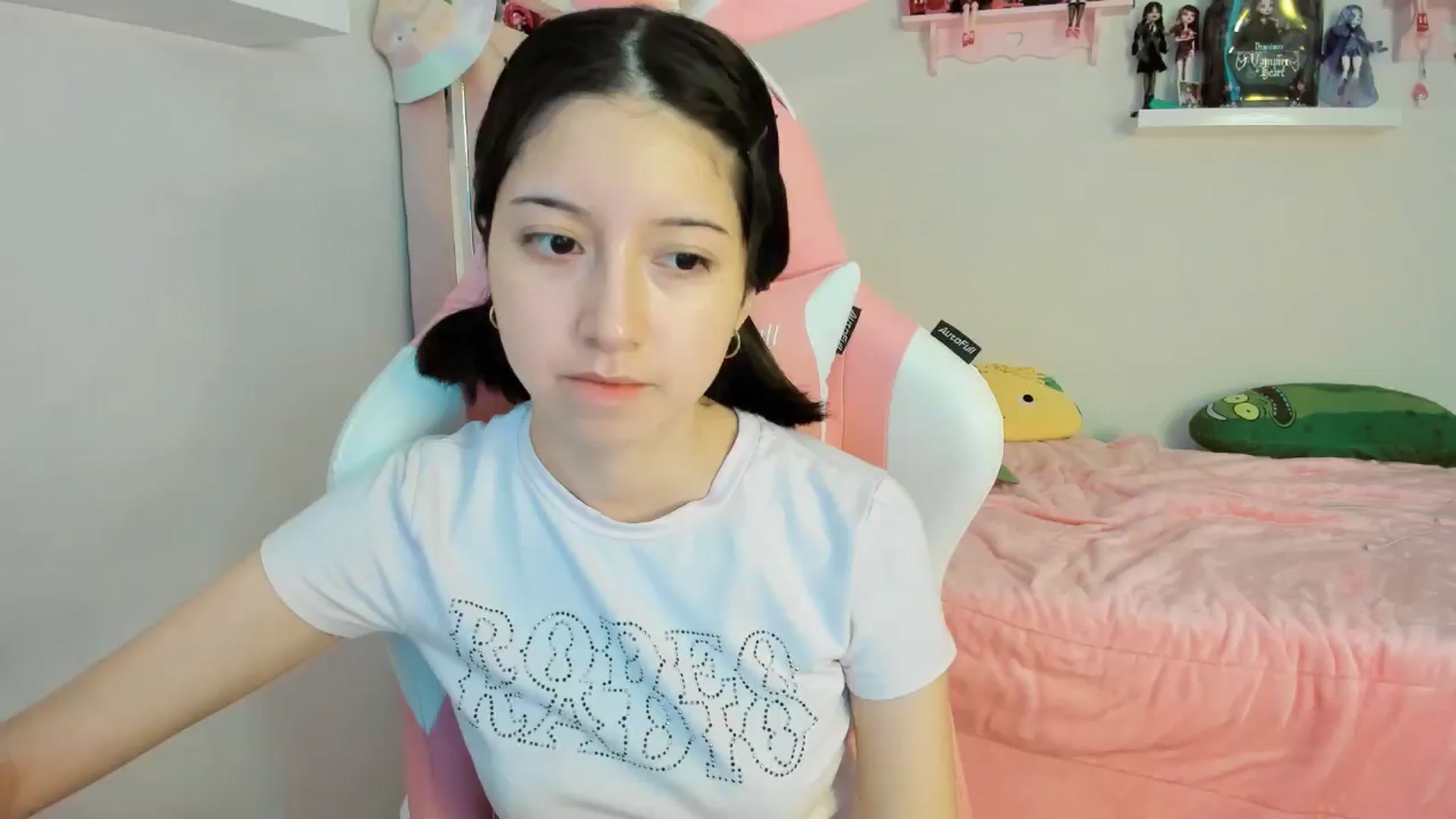 Gallery image thumbnail from Cherrycute666's myfreecams stream on, 11/25/2024, 24:00 image 10 of 20
