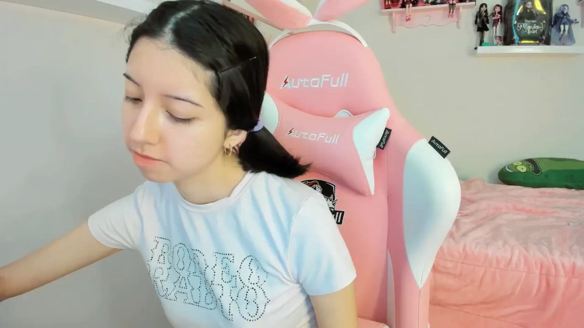 Gallery image thumbnail from Cherrycute666's myfreecams stream on, 11/25/2024, 24:00 image 6 of 20