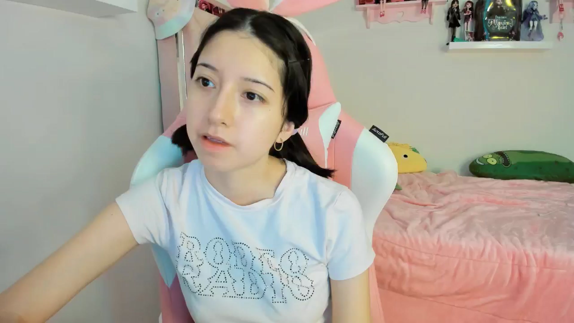 Gallery image thumbnail from Cherrycute666's myfreecams stream on, 11/25/2024, 24:00 image 12 of 20