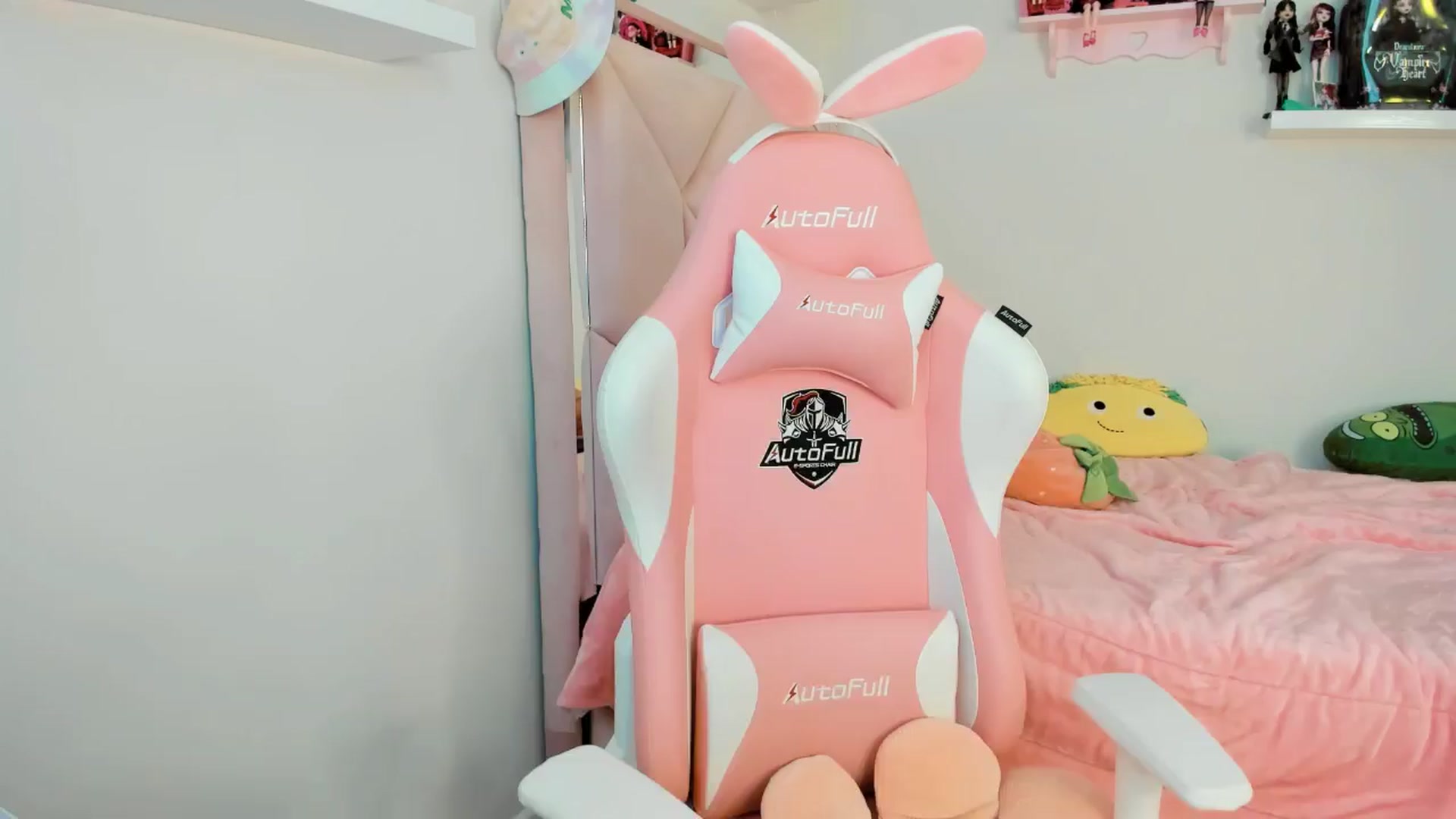 Gallery image thumbnail from Cherrycute666's myfreecams stream on, 11/25/2024, 24:00 image 3 of 20