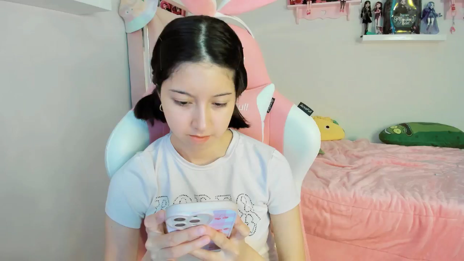 Gallery image thumbnail from Cherrycute666's myfreecams stream on, 11/25/2024, 24:00 image 11 of 20