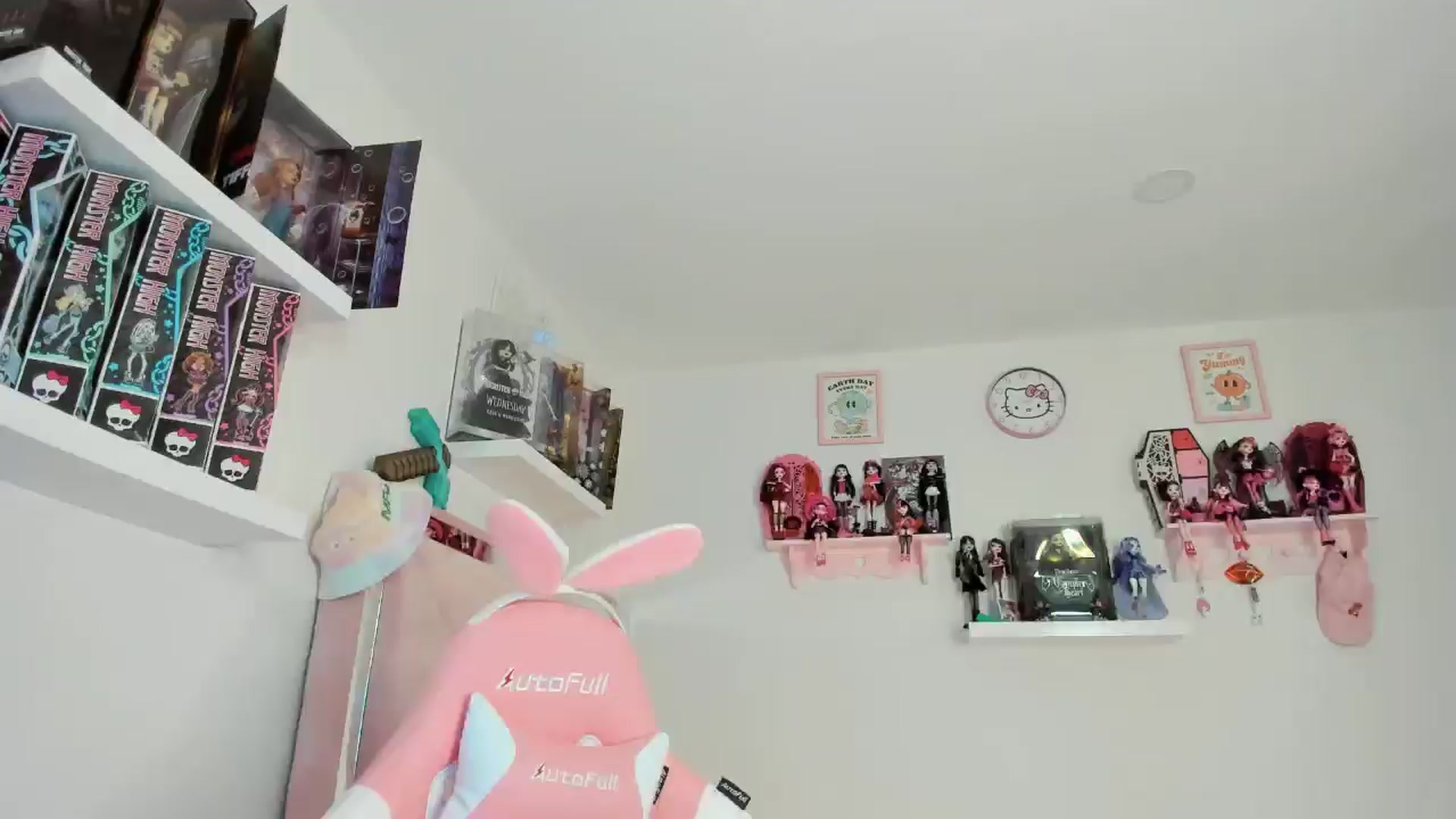 Gallery image thumbnail from Cherrycute666's myfreecams stream on, 11/25/2024, 01:22 image 6 of 20