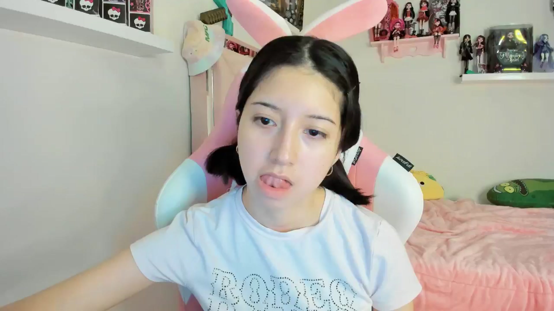 Gallery image thumbnail from Cherrycute666's myfreecams stream on, 11/25/2024, 01:22 image 15 of 20