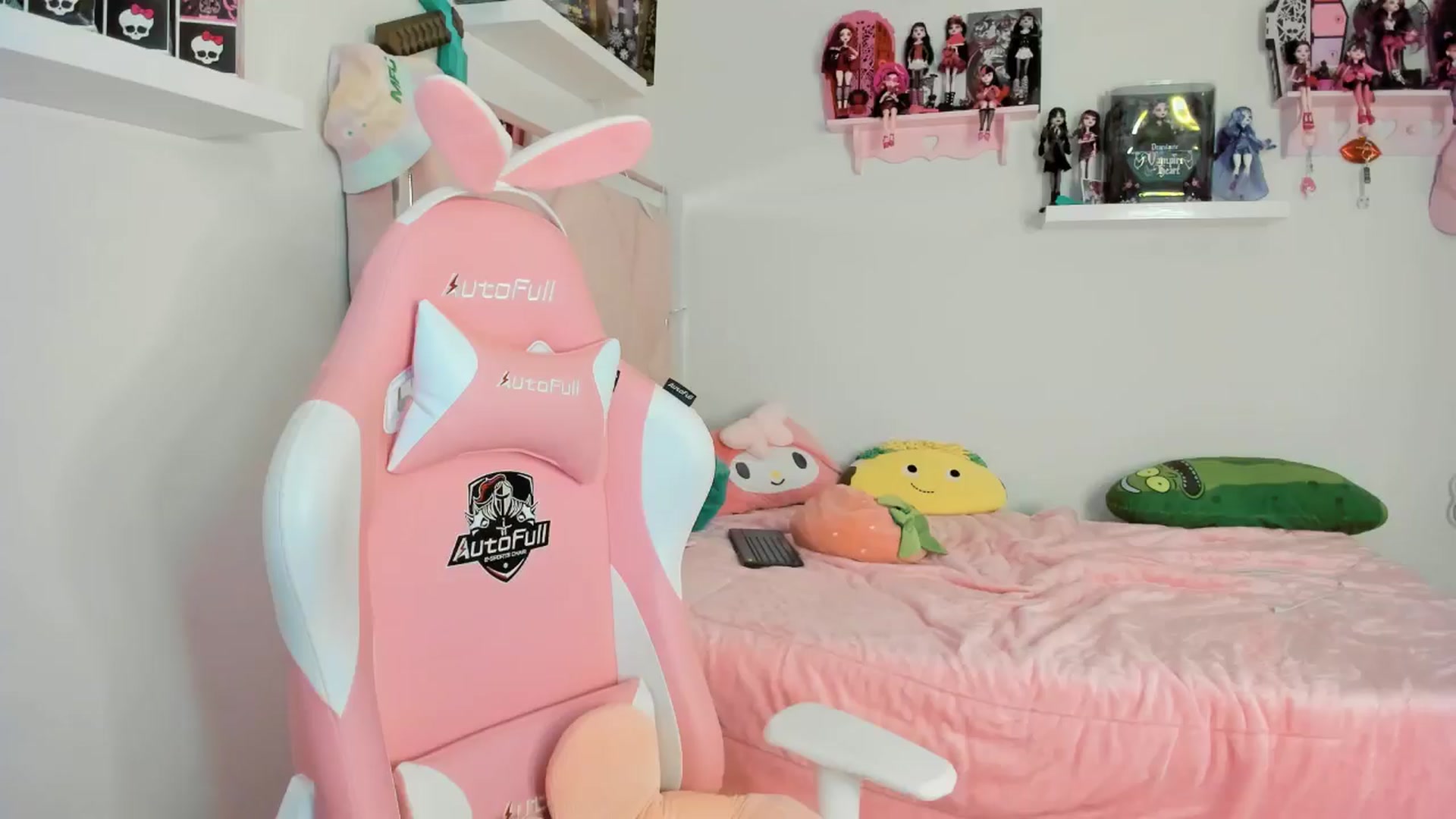 Gallery image thumbnail from Cherrycute666's myfreecams stream on, 11/25/2024, 01:22 image 12 of 20