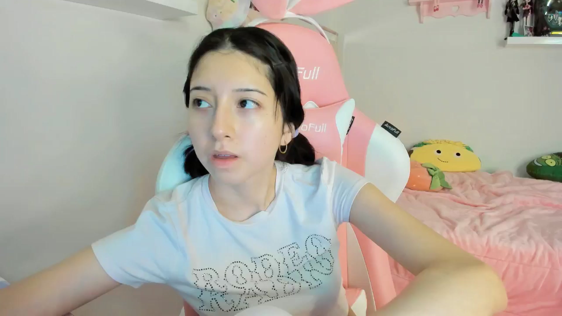 Gallery image thumbnail from Cherrycute666's myfreecams stream on, 11/25/2024, 01:22 image 18 of 20