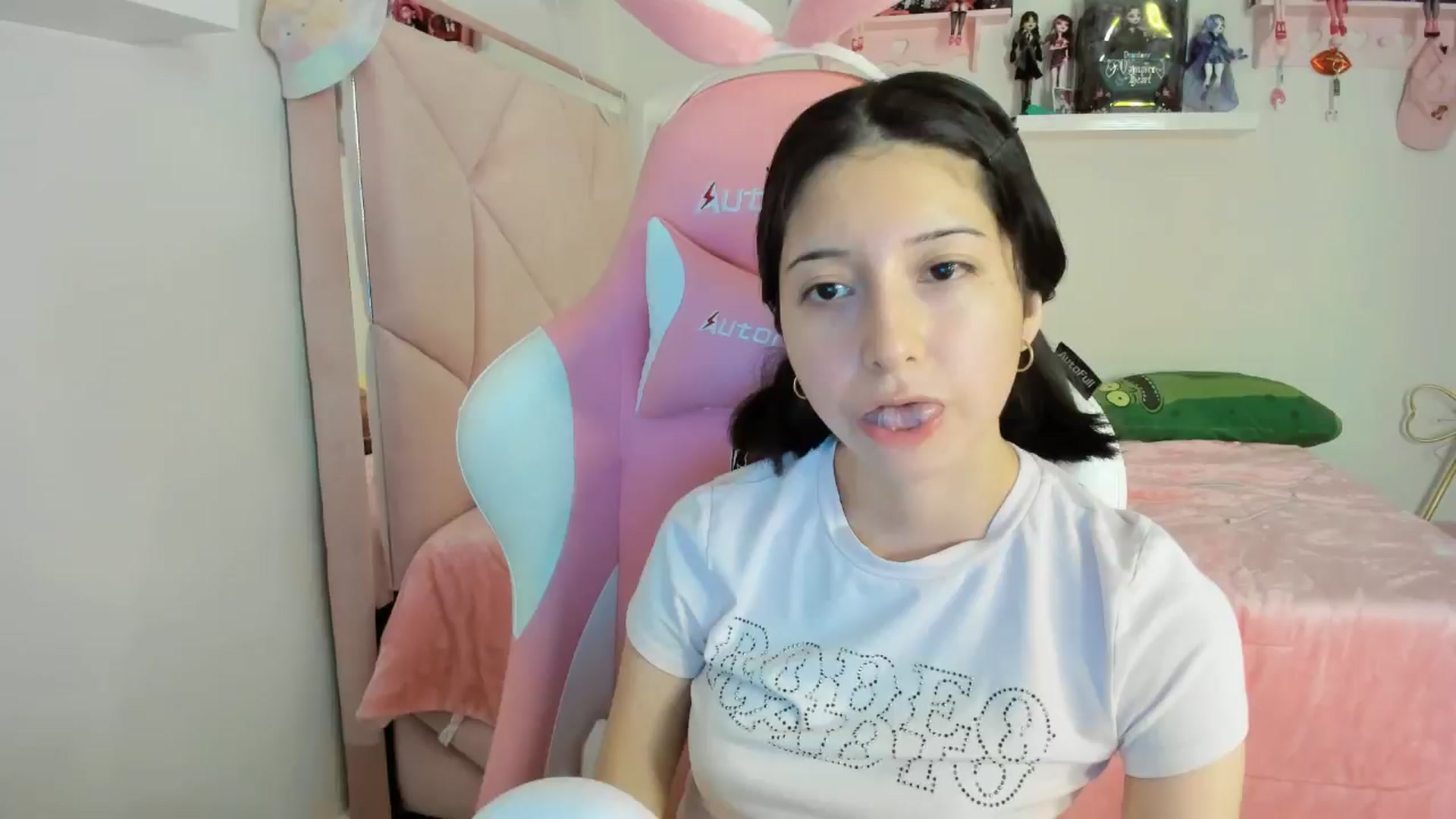 Gallery image thumbnail from Cherrycute666's myfreecams stream on, 11/25/2024, 01:22 image 3 of 20