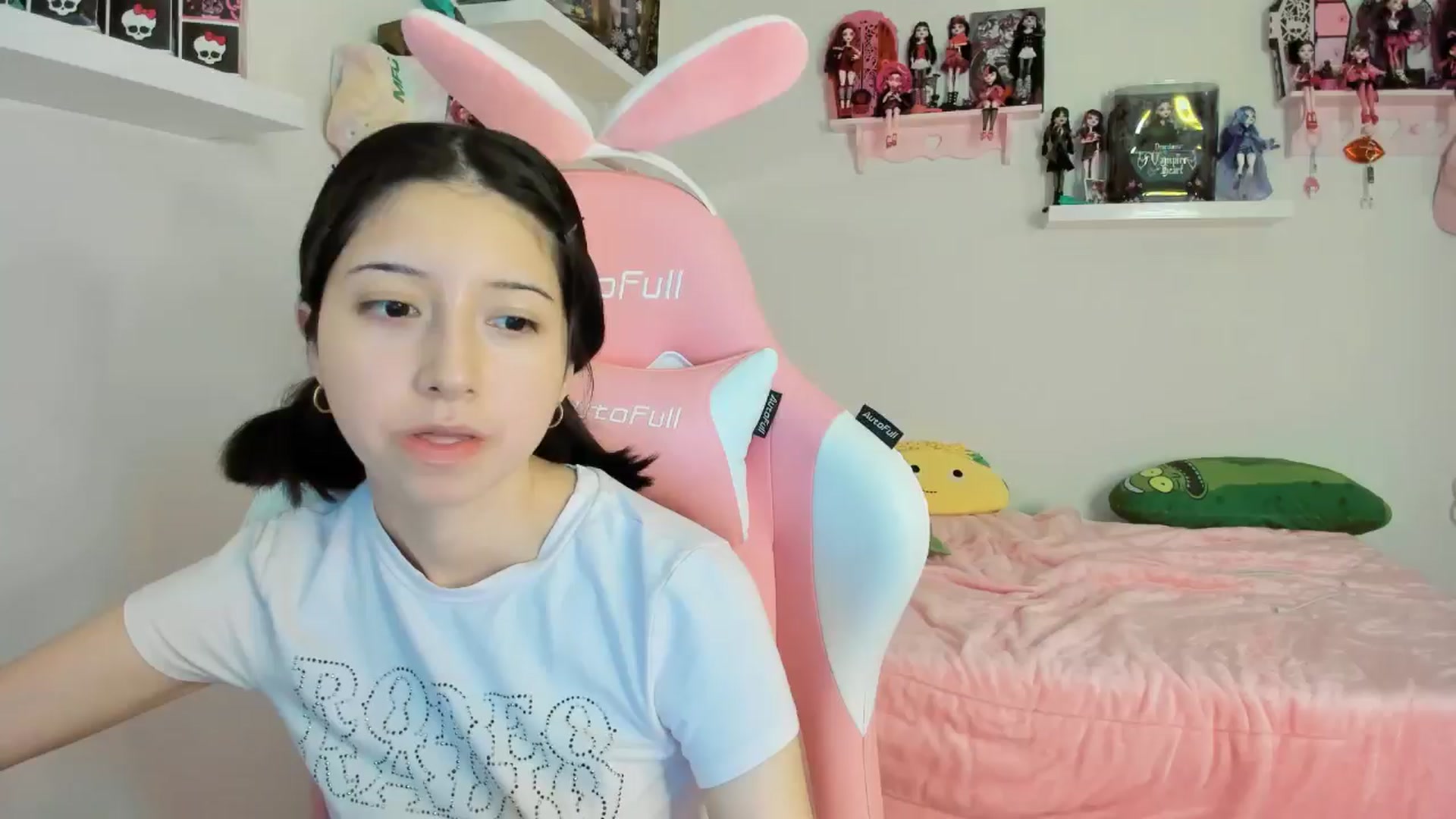 Gallery image thumbnail from Cherrycute666's myfreecams stream on, 11/25/2024, 01:22 image 11 of 20