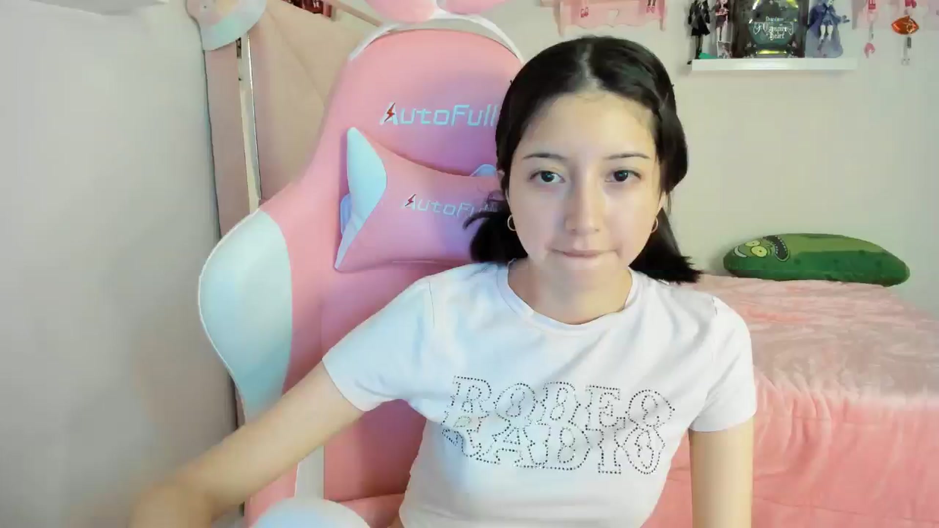 Gallery image thumbnail from Cherrycute666's myfreecams stream on, 11/25/2024, 01:22 image 17 of 20