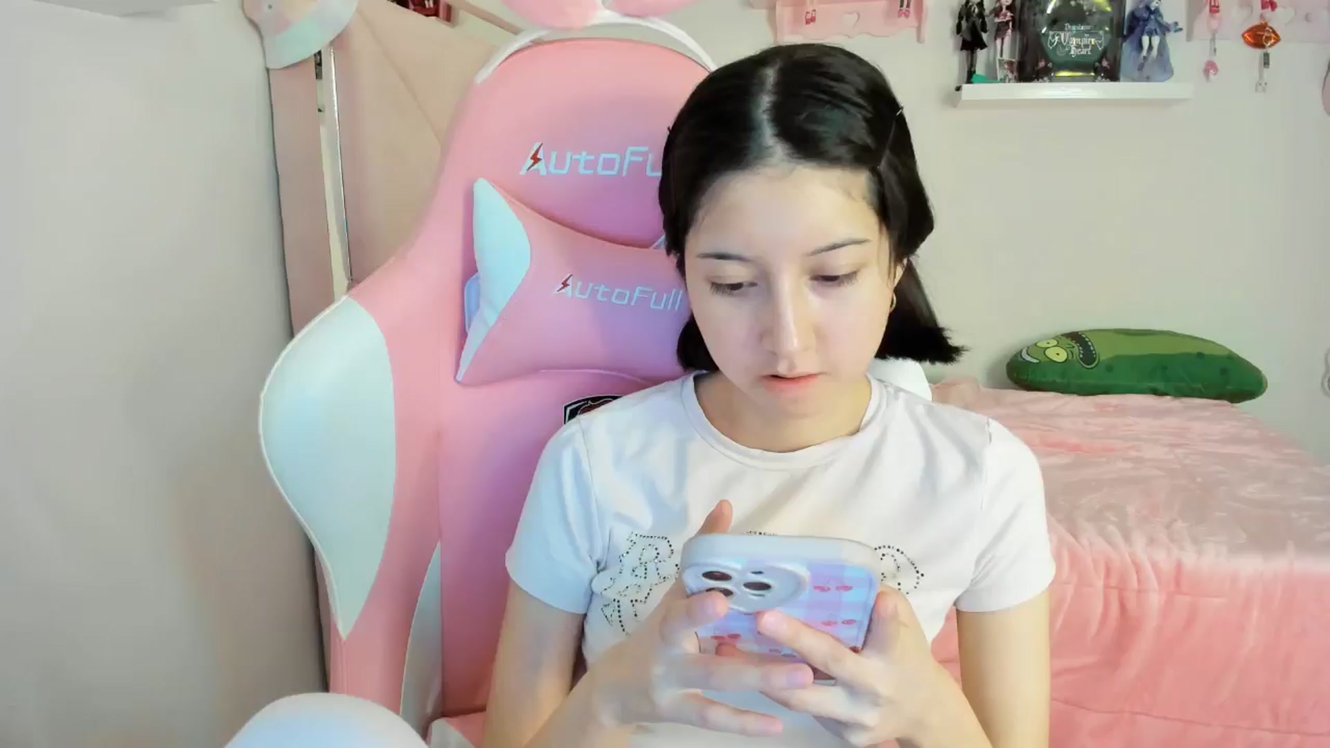 Gallery image thumbnail from Cherrycute666's myfreecams stream on, 11/25/2024, 01:22 image 16 of 20