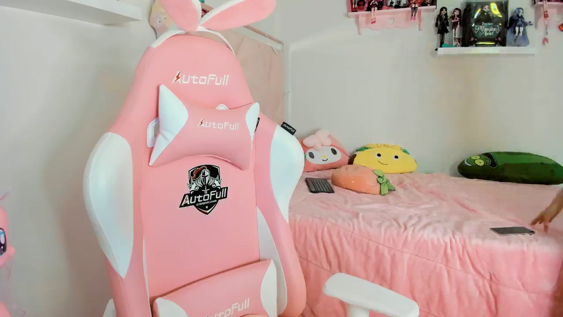 Gallery image thumbnail from Cherrycute666's myfreecams stream on, 11/25/2024, 04:44 image 8 of 20