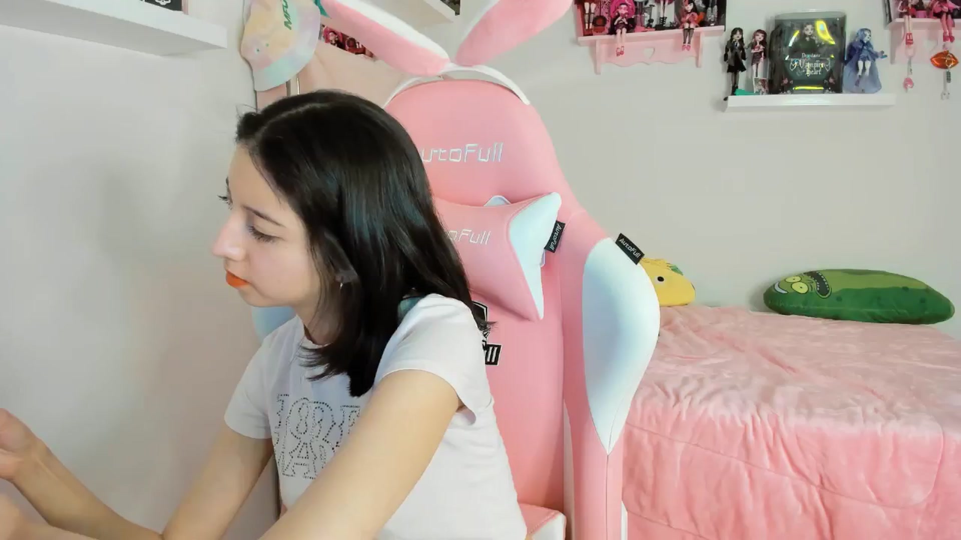 Gallery image thumbnail from Cherrycute666's myfreecams stream on, 11/25/2024, 04:44 image 16 of 20