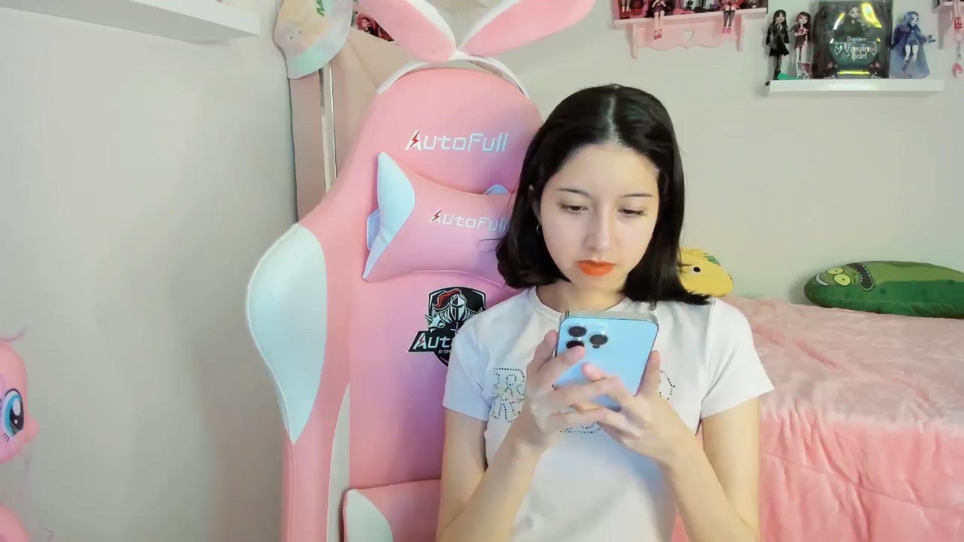 Gallery image thumbnail from Cherrycute666's myfreecams stream on, 11/25/2024, 04:44 image 6 of 20