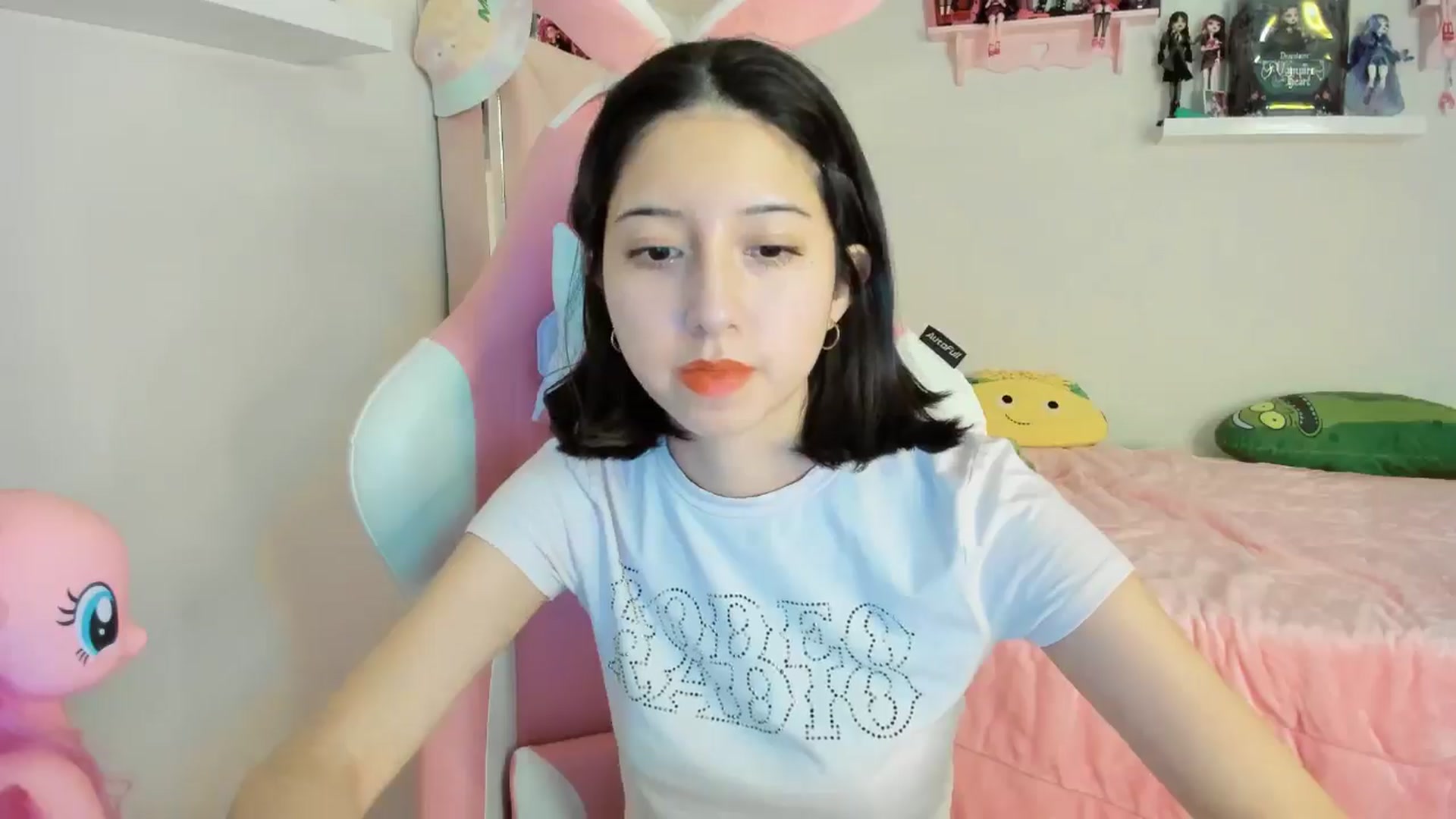 Gallery image thumbnail from Cherrycute666's myfreecams stream on, 11/25/2024, 04:44 image 2 of 20