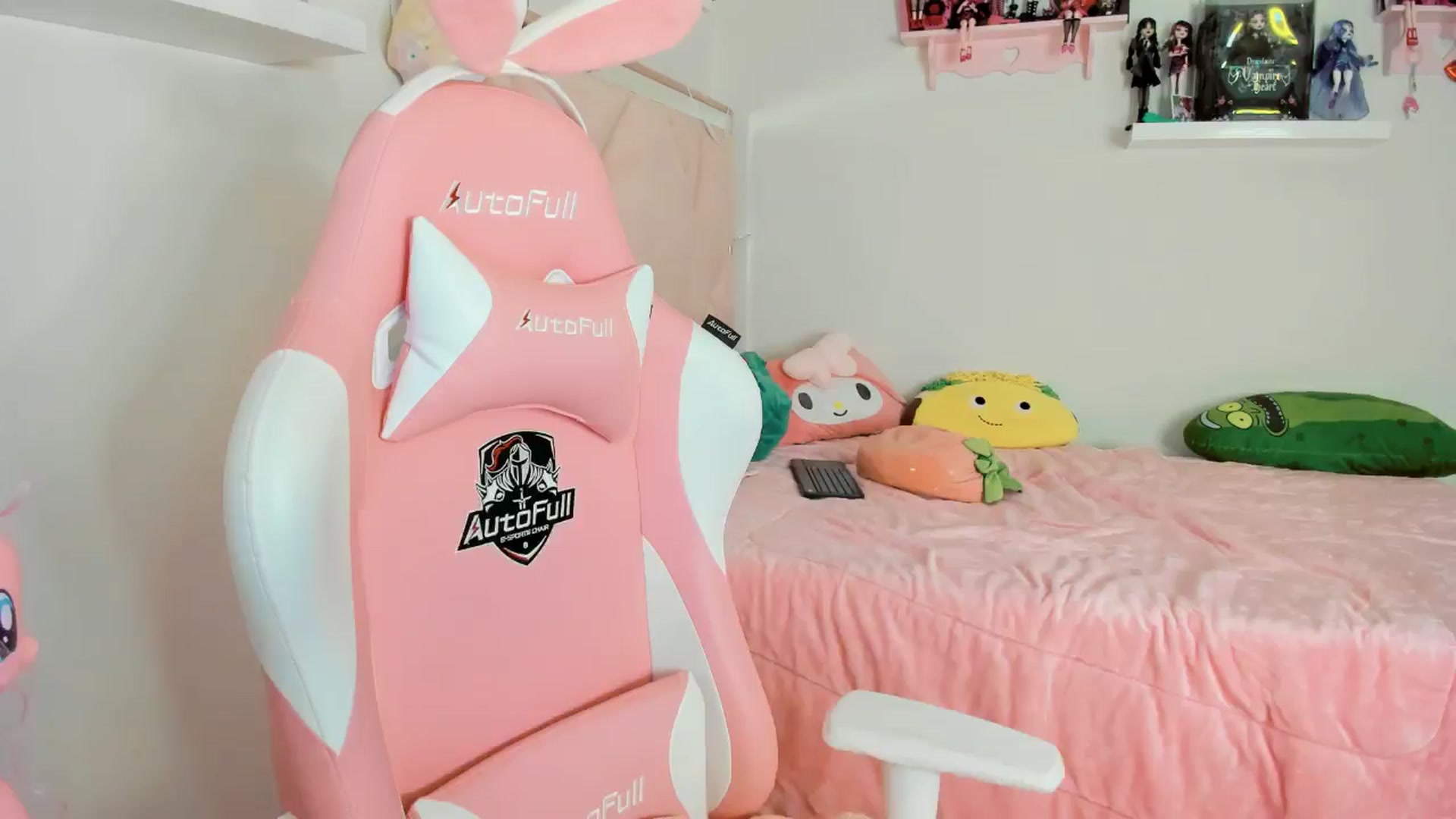Gallery image thumbnail from Cherrycute666's myfreecams stream on, 11/25/2024, 04:44 image 7 of 20