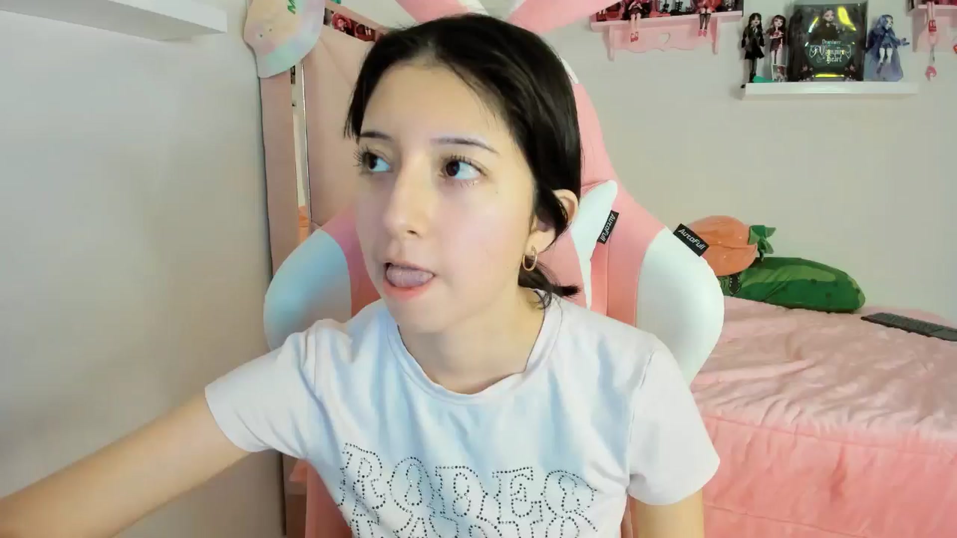 Gallery image thumbnail from Cherrycute666's myfreecams stream on, 11/25/2024, 06:28 image 13 of 20