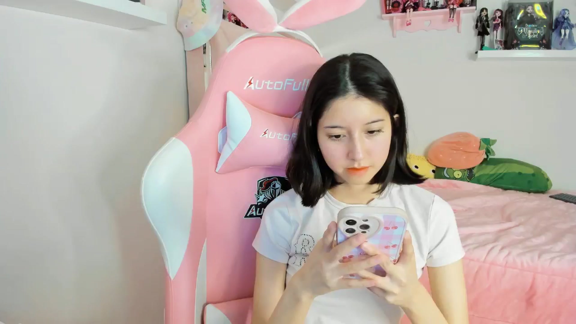 Gallery image thumbnail from Cherrycute666's myfreecams stream on, 11/25/2024, 06:28 image 2 of 20