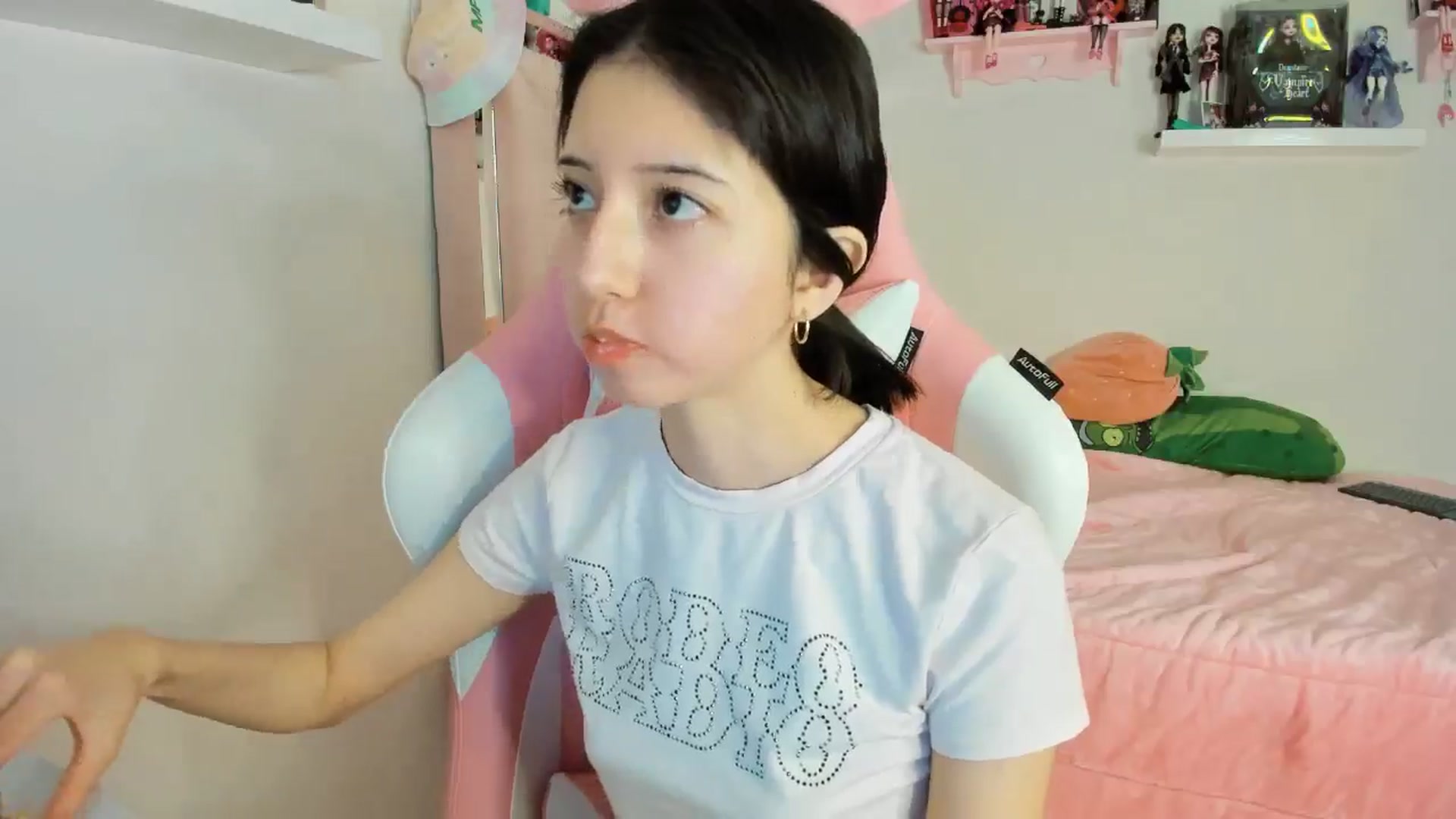 Gallery image thumbnail from Cherrycute666's myfreecams stream on, 11/25/2024, 06:28 image 6 of 20