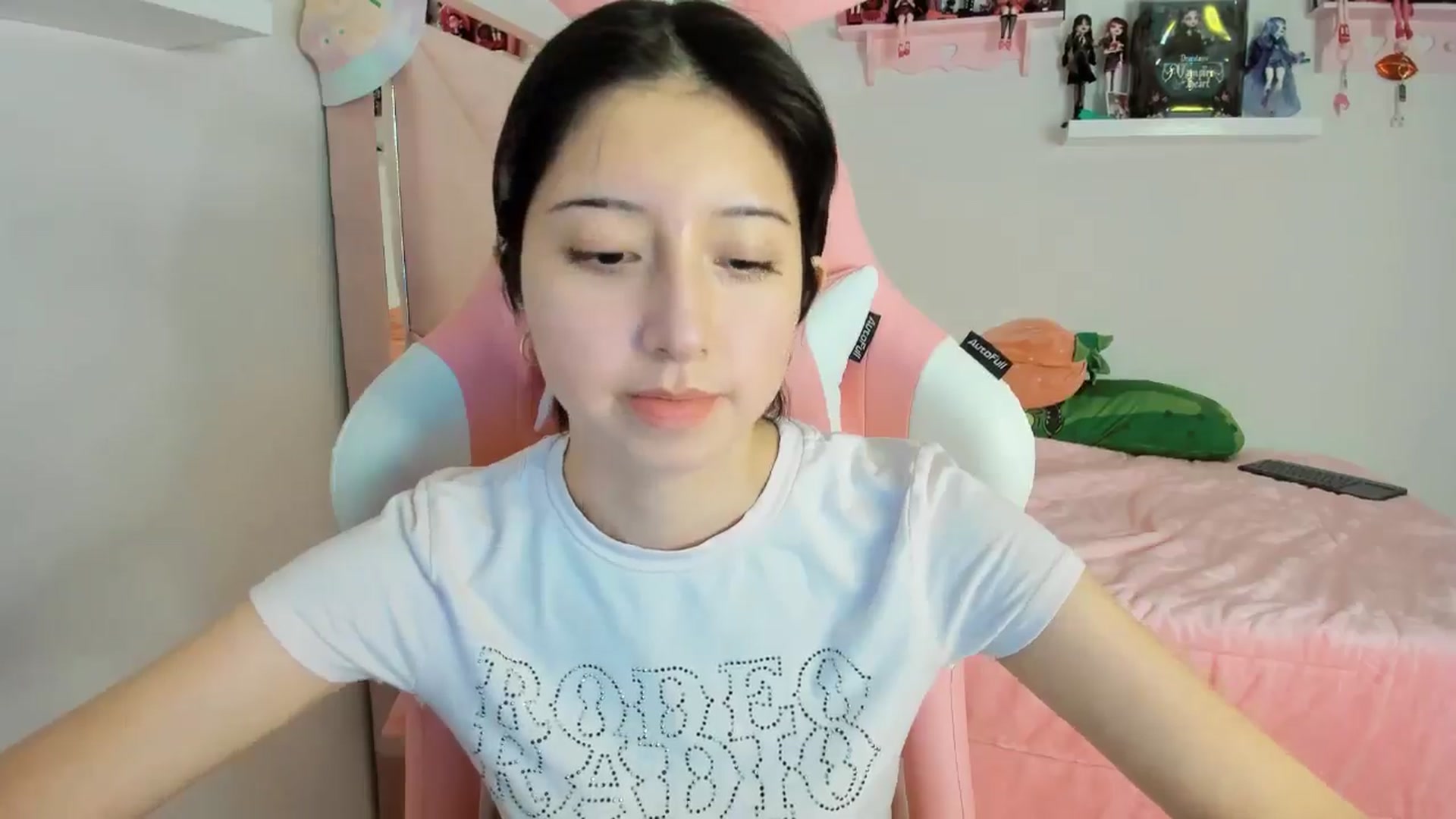 Gallery image thumbnail from Cherrycute666's myfreecams stream on, 11/25/2024, 06:28 image 12 of 20