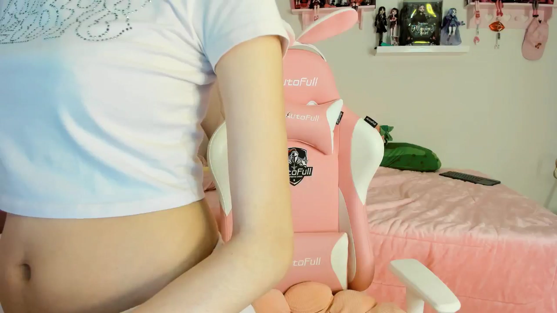 Gallery image thumbnail from Cherrycute666's myfreecams stream on, 11/25/2024, 06:28 image 10 of 20