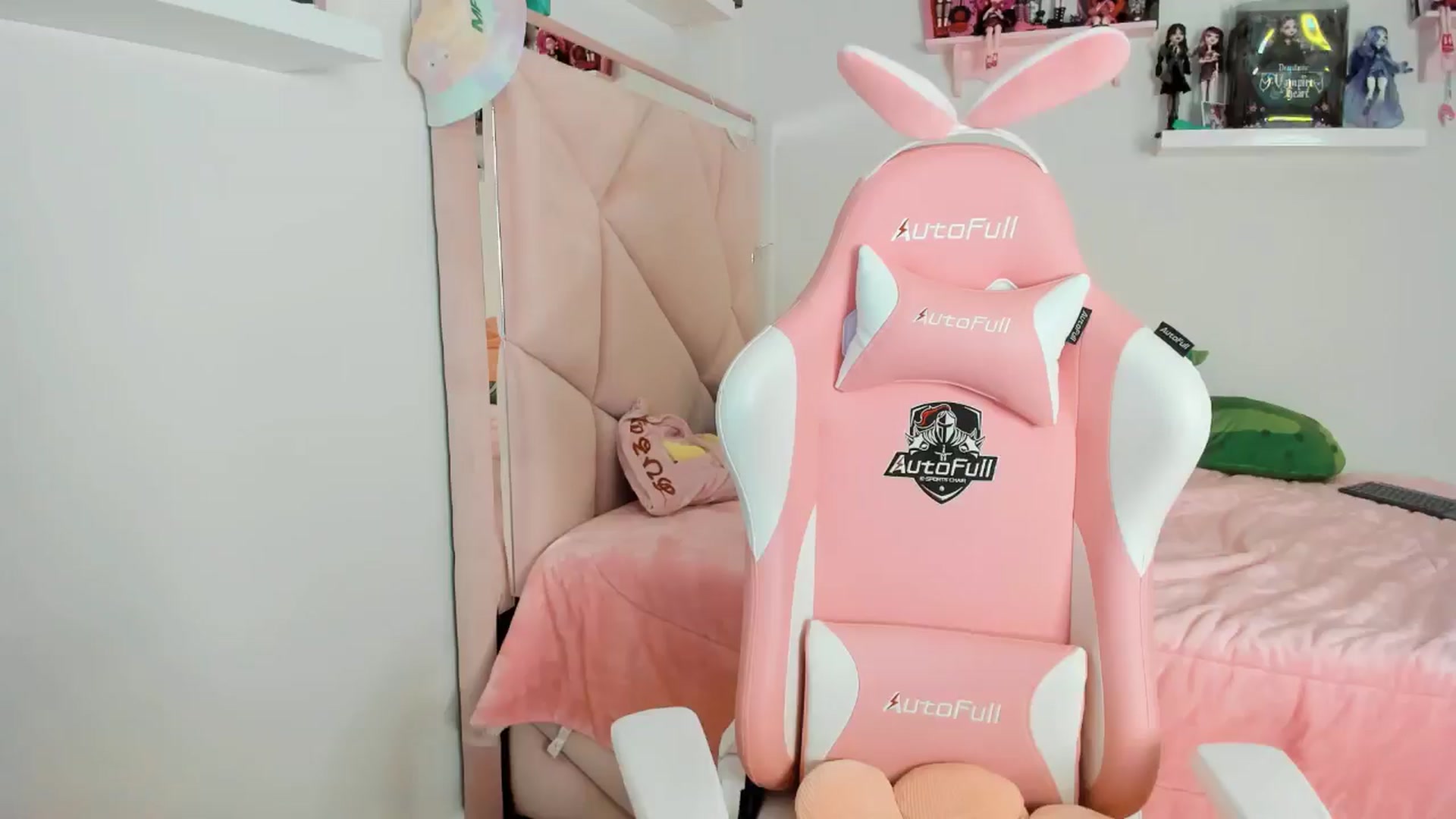 Gallery image thumbnail from Cherrycute666's myfreecams stream on, 11/25/2024, 06:28 image 8 of 20