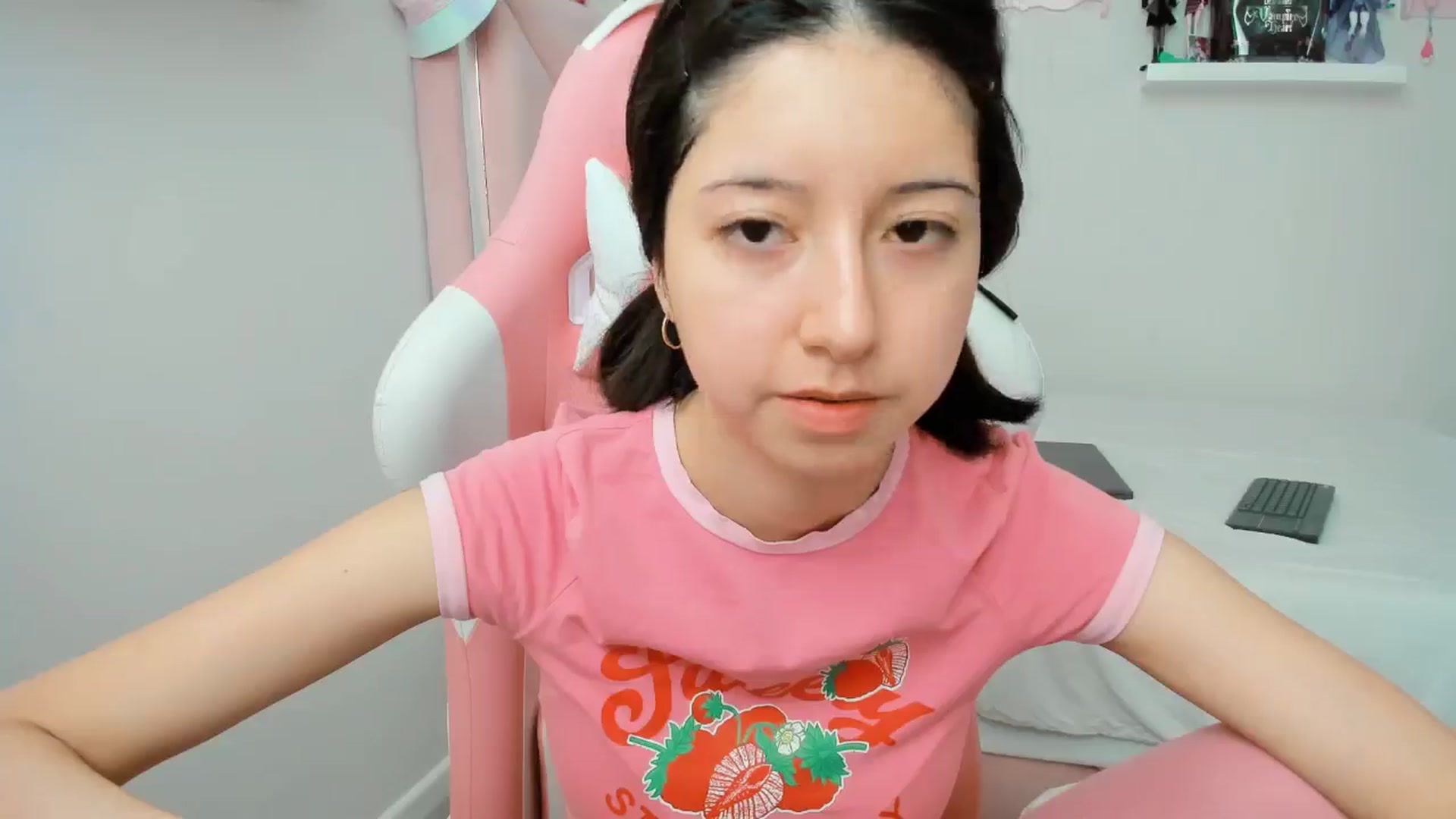 Gallery image thumbnail from Cherrycute666's myfreecams stream on, 11/26/2024, 19:47 image 17 of 20