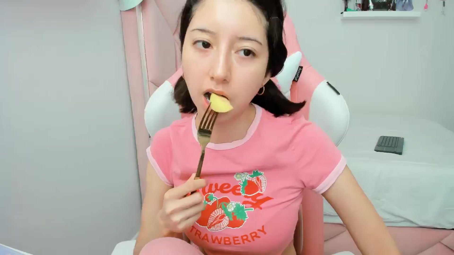Gallery image thumbnail from Cherrycute666's myfreecams stream on, 11/26/2024, 20:06 image 17 of 20
