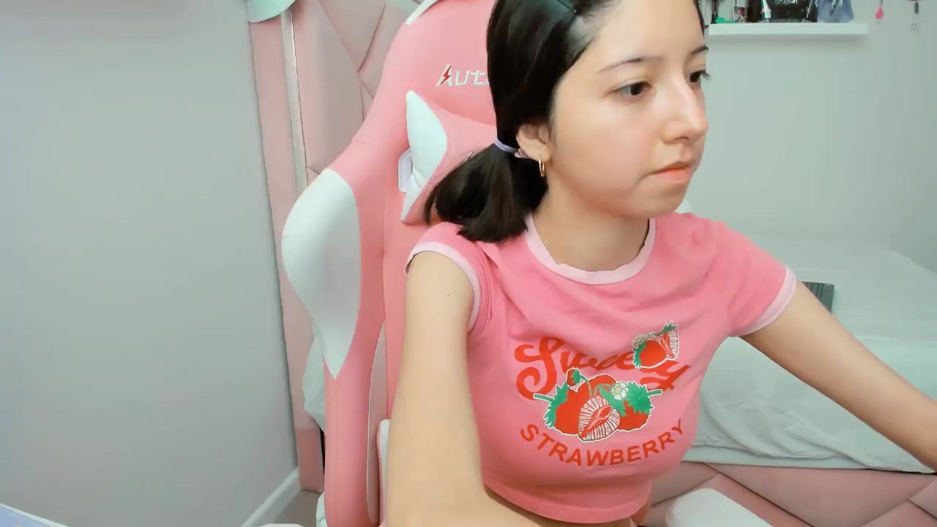 Gallery image thumbnail from Cherrycute666's myfreecams stream on, 11/26/2024, 20:06 image 13 of 20