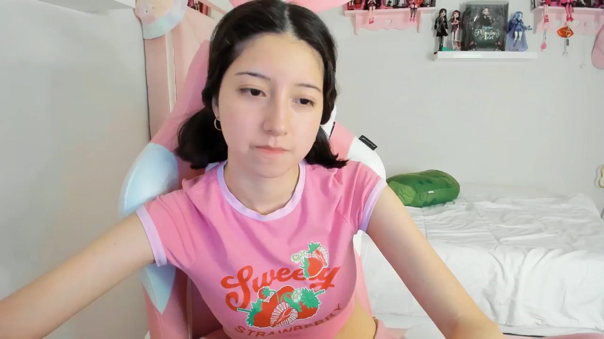Gallery image thumbnail from Cherrycute666's myfreecams stream on, 11/27/2024, 03:27 image 8 of 20