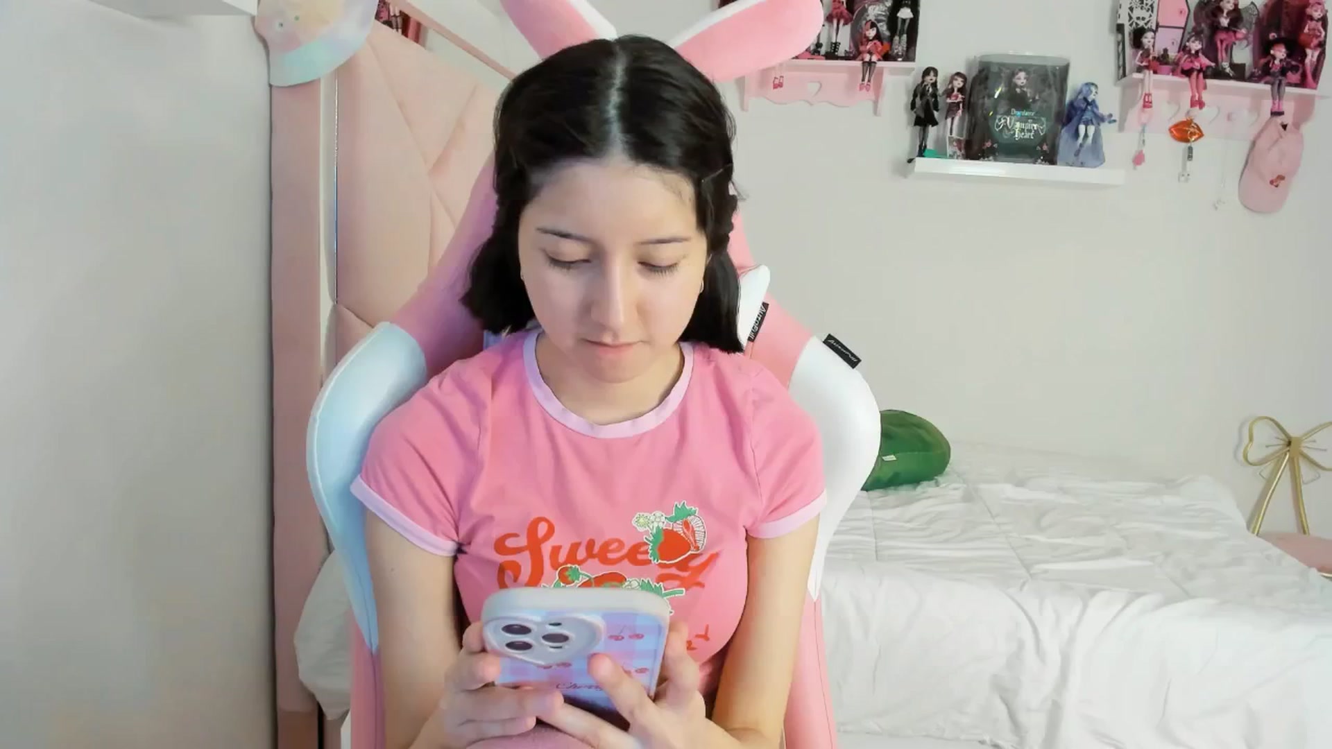 Gallery image thumbnail from Cherrycute666's myfreecams stream on, 11/27/2024, 03:27 image 2 of 20