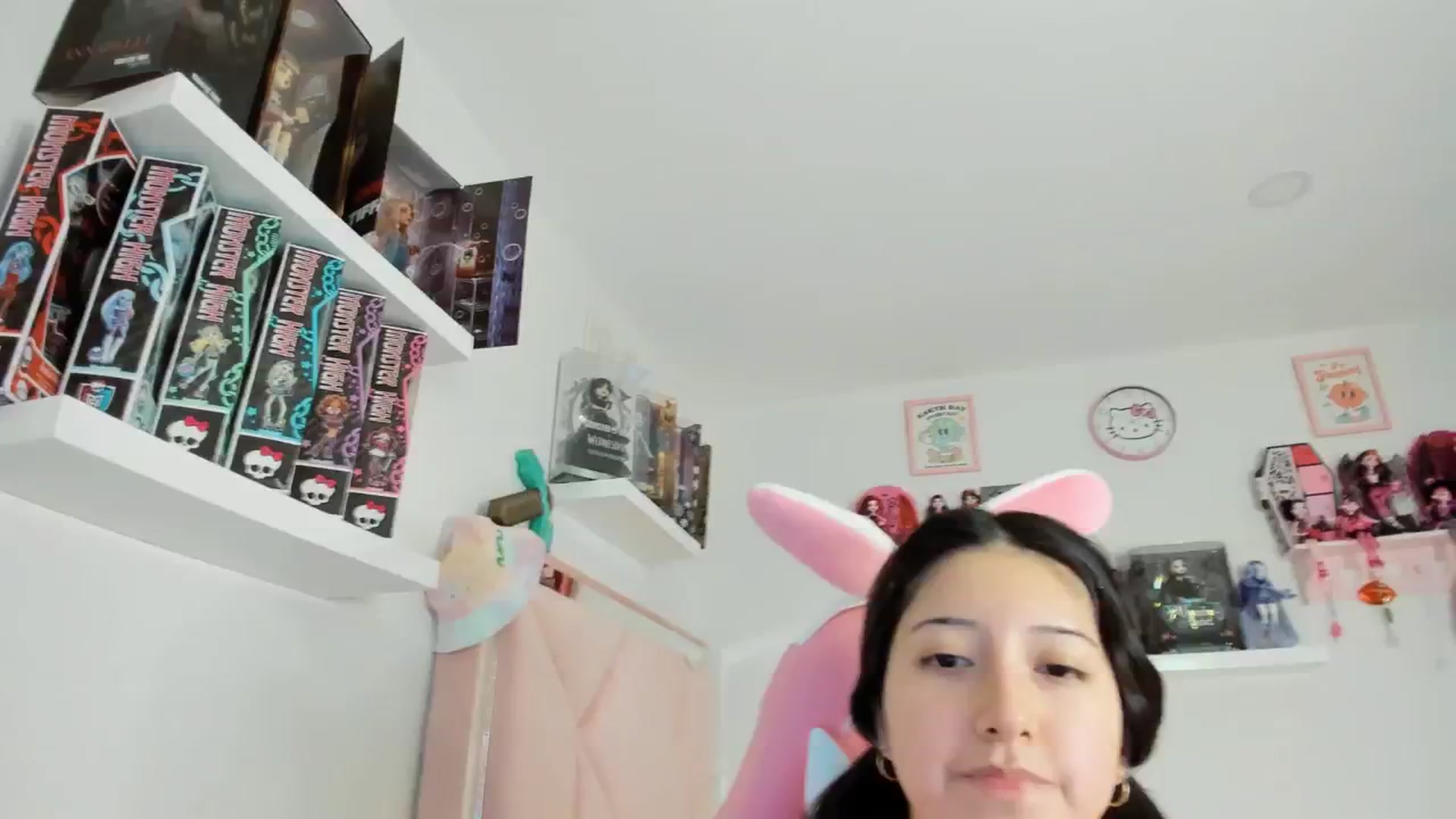 Gallery image thumbnail from Cherrycute666's myfreecams stream on, 11/27/2024, 03:27 image 18 of 20