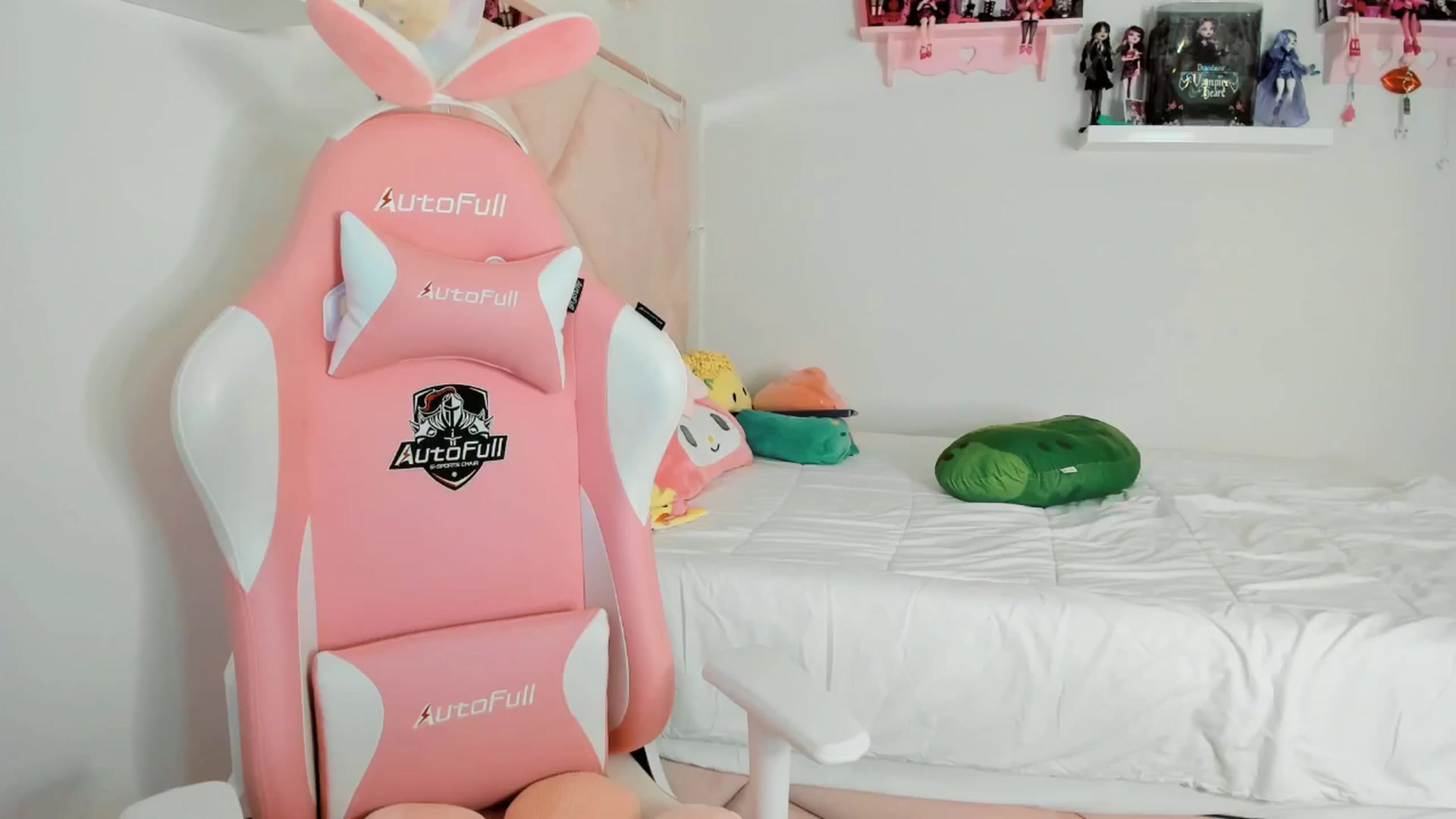 Gallery image thumbnail from Cherrycute666's myfreecams stream on, 11/27/2024, 03:27 image 10 of 20