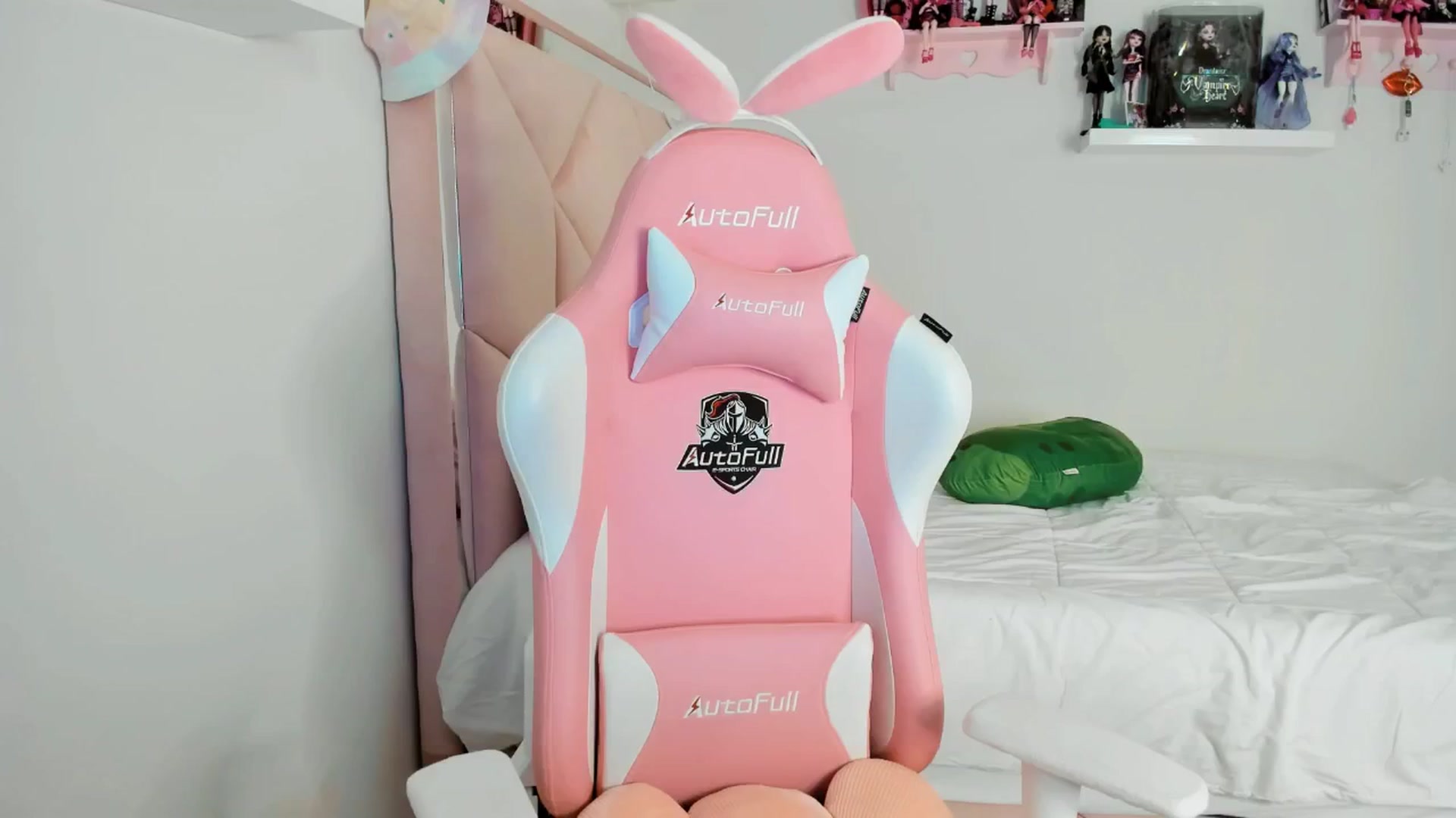 Gallery image thumbnail from Cherrycute666's myfreecams stream on, 11/27/2024, 03:27 image 5 of 20