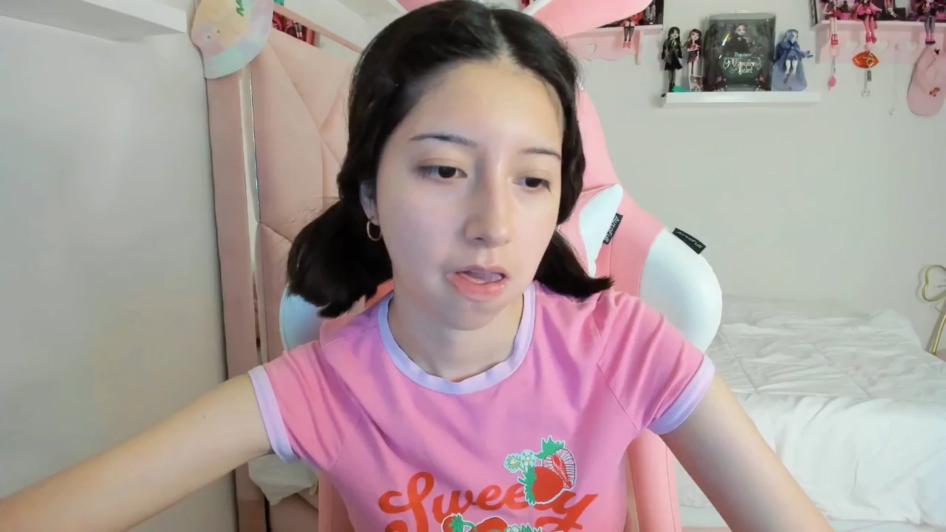 Gallery image thumbnail from Cherrycute666's myfreecams stream on, 11/27/2024, 03:27 image 19 of 20