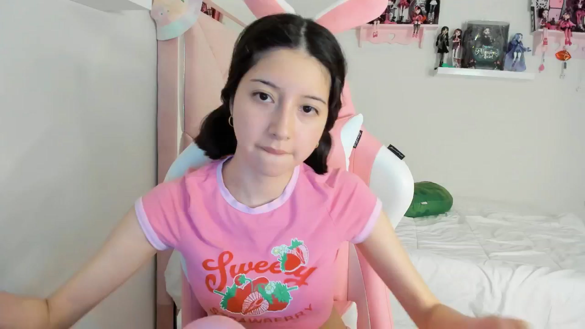 Gallery image thumbnail from Cherrycute666's myfreecams stream on, 11/27/2024, 03:27 image 4 of 20