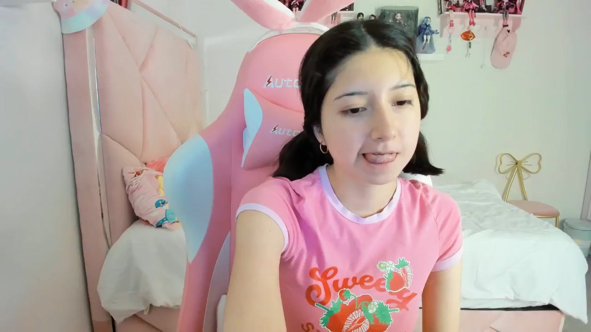 Gallery image thumbnail from Cherrycute666's myfreecams stream on, 11/27/2024, 03:27 image 11 of 20