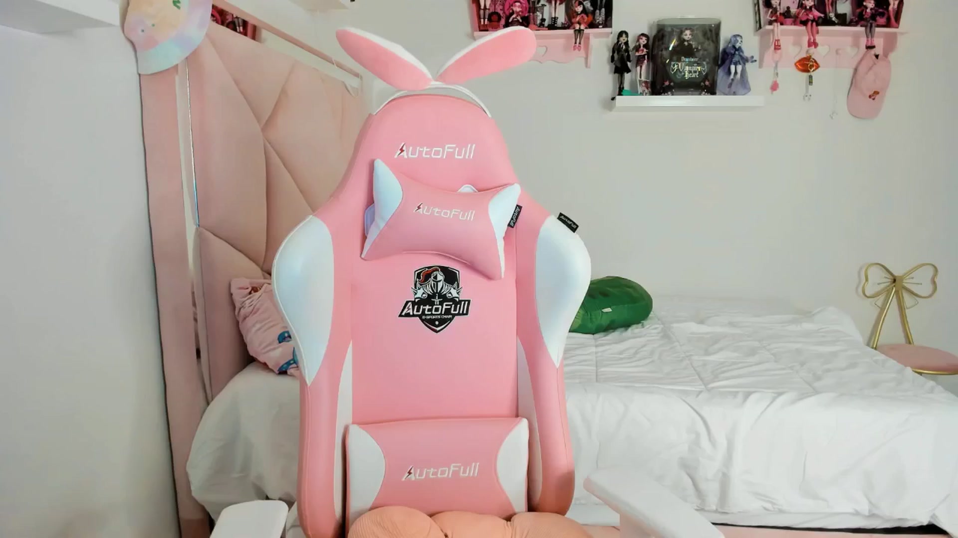 Gallery image thumbnail from Cherrycute666's myfreecams stream on, 11/27/2024, 03:52 image 4 of 20