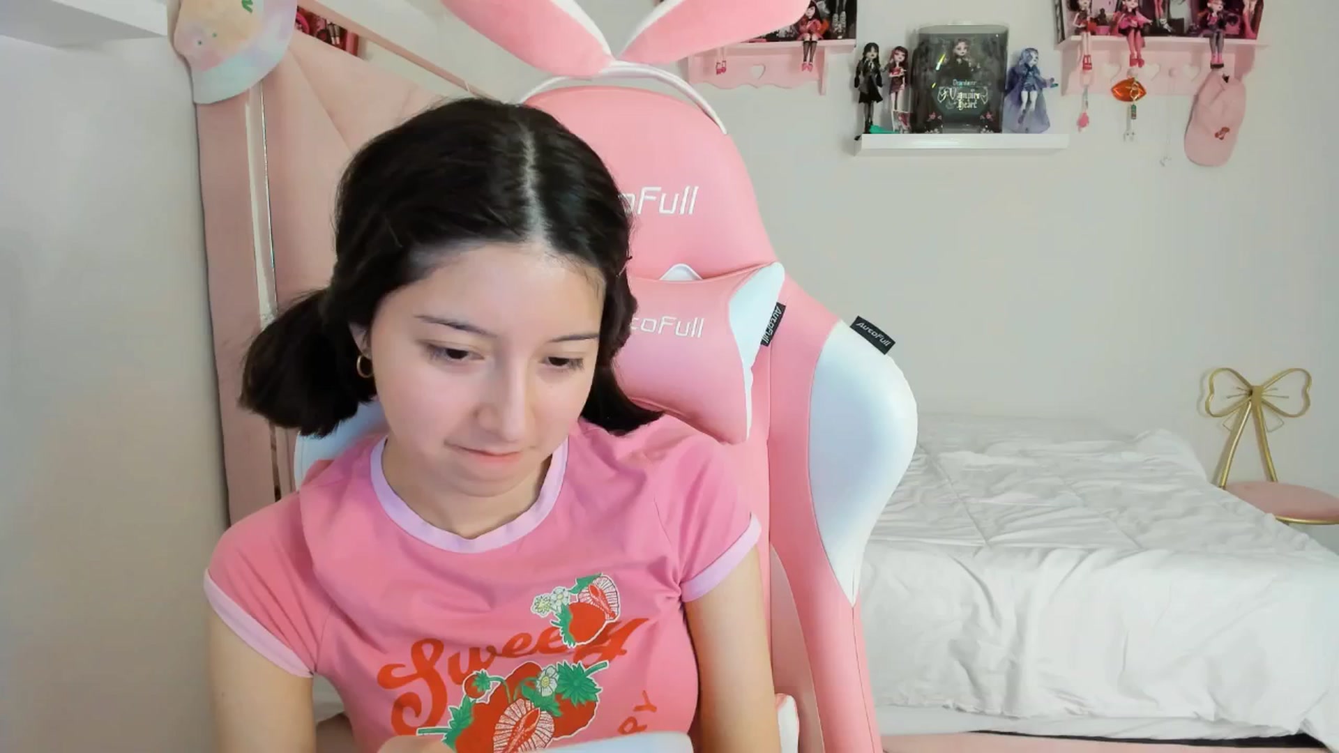 Gallery image thumbnail from Cherrycute666's myfreecams stream on, 11/27/2024, 03:52 image 1 of 20