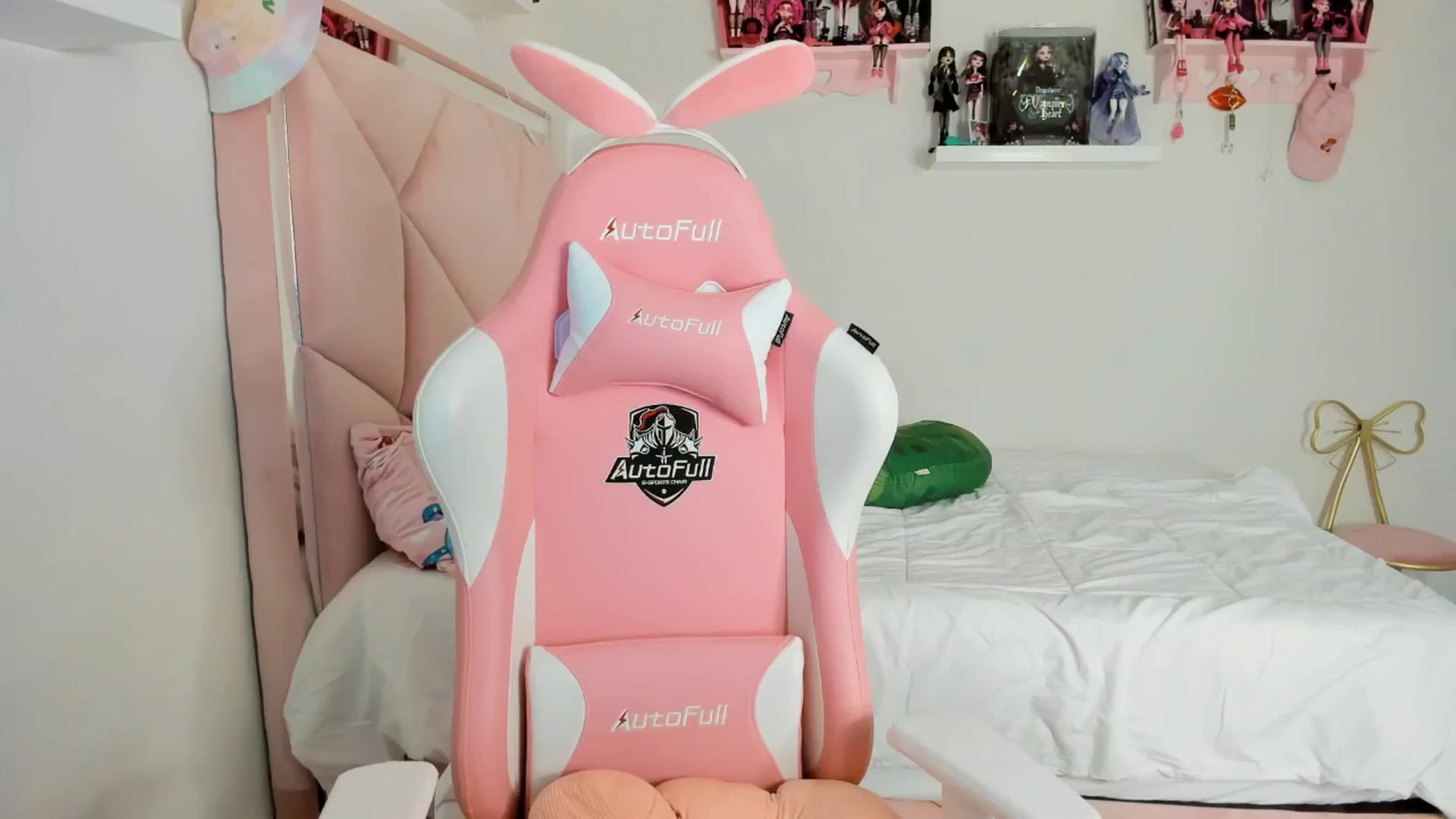 Gallery image thumbnail from Cherrycute666's myfreecams stream on, 11/27/2024, 03:52 image 8 of 20