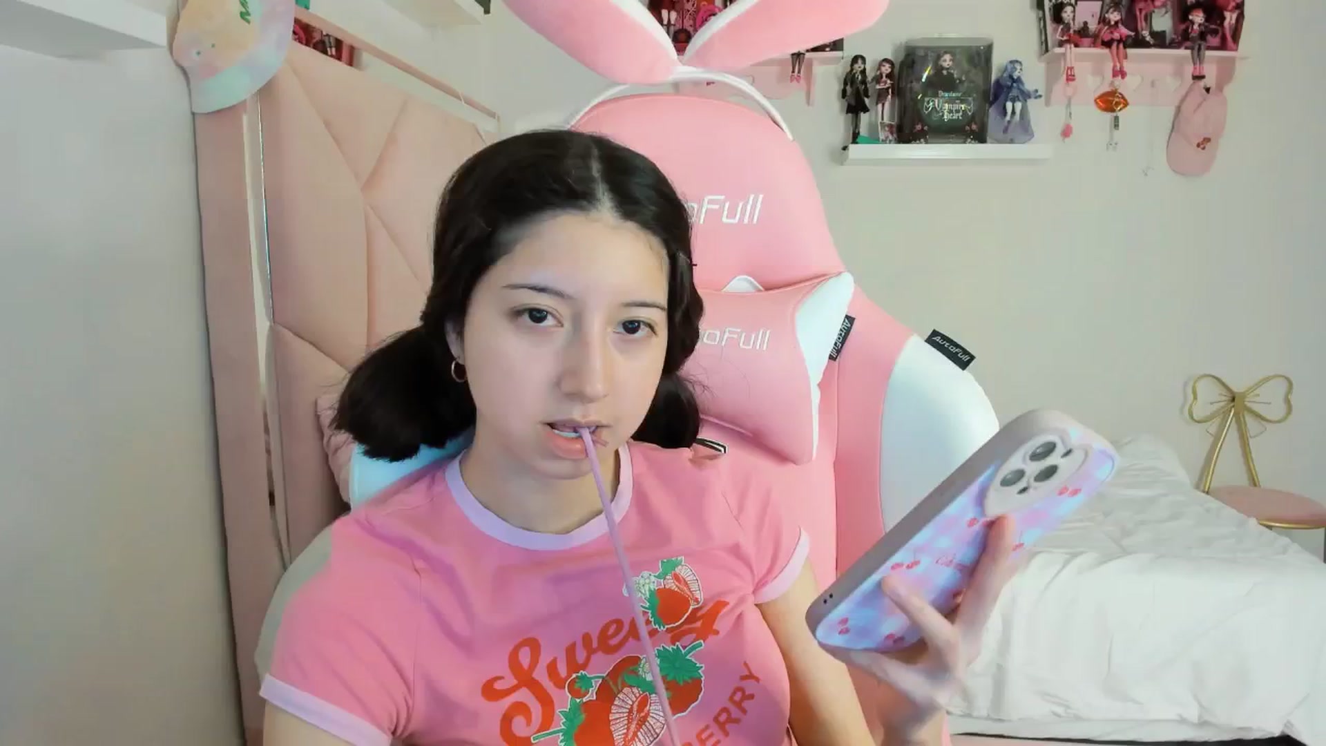 Gallery image thumbnail from Cherrycute666's myfreecams stream on, 11/27/2024, 03:52 image 18 of 20