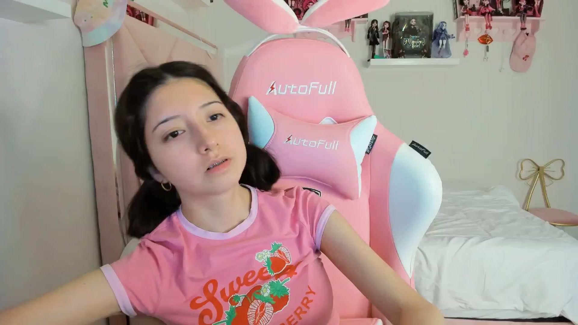 Gallery image thumbnail from Cherrycute666's myfreecams stream on, 11/27/2024, 03:52 image 20 of 20