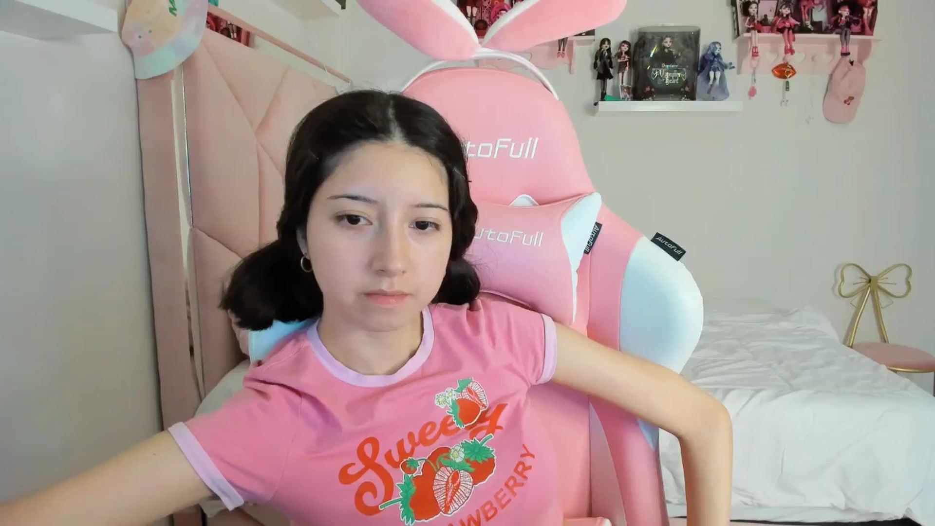 Gallery image thumbnail from Cherrycute666's myfreecams stream on, 11/27/2024, 03:52 image 17 of 20
