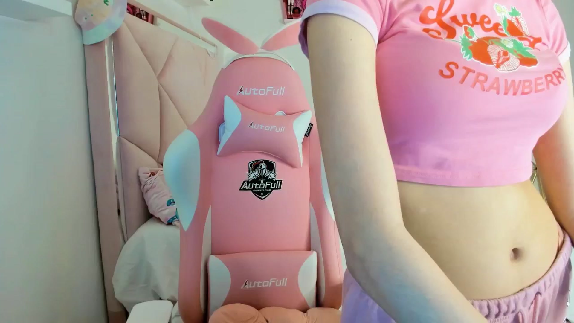 Gallery image thumbnail from Cherrycute666's myfreecams stream on, 11/27/2024, 03:52 image 9 of 20