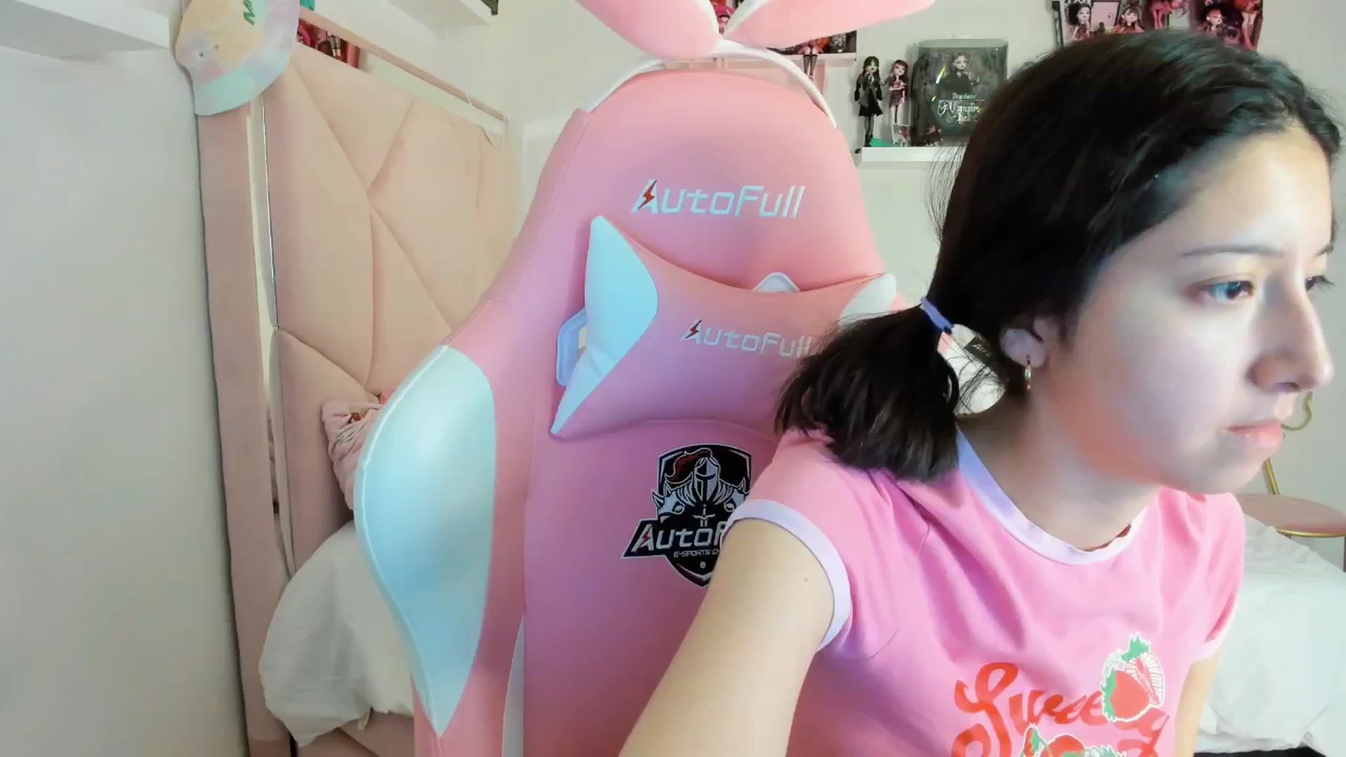 Gallery image thumbnail from Cherrycute666's myfreecams stream on, 11/27/2024, 03:52 image 15 of 20